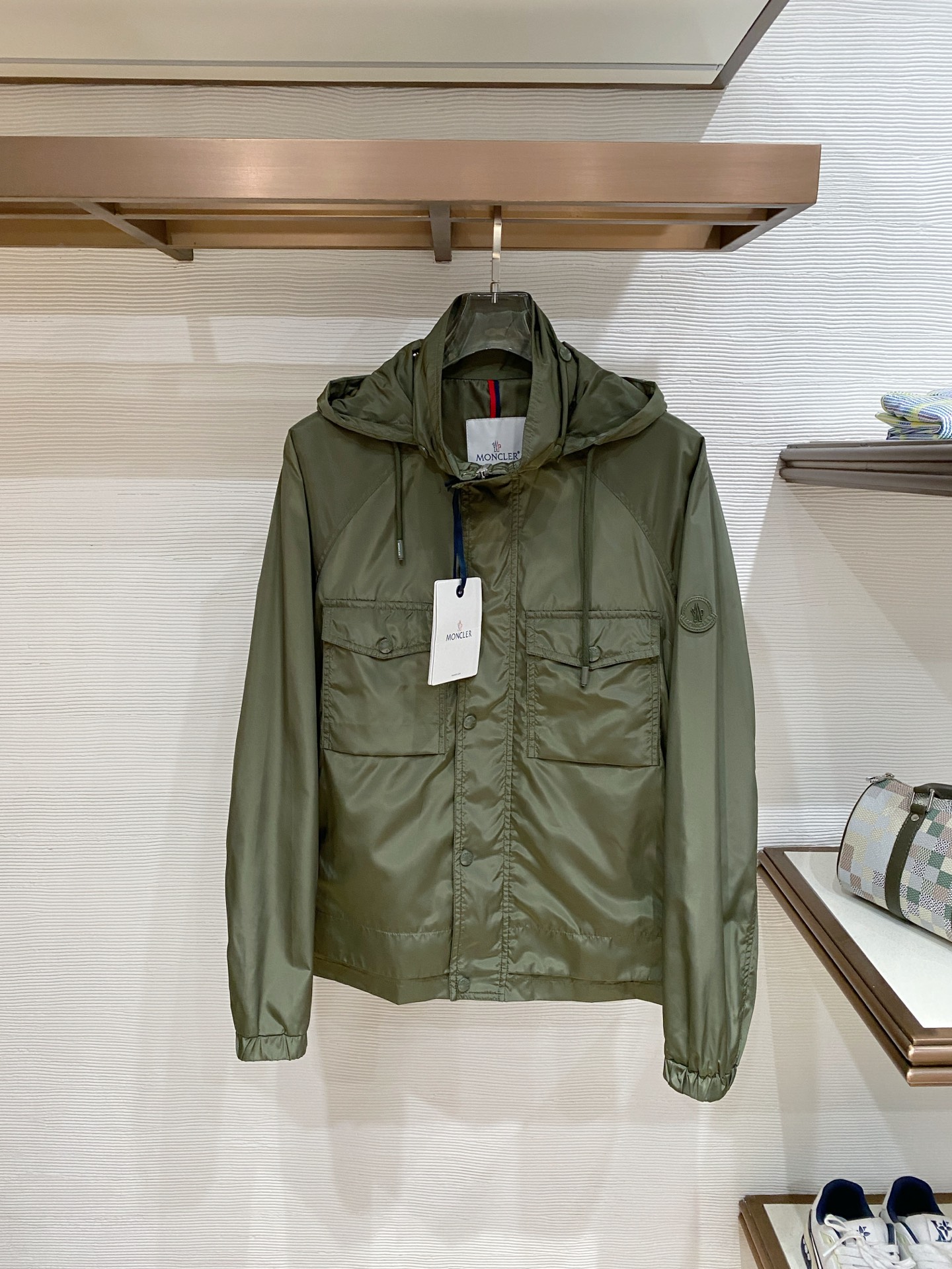 蒙口26男士连帽夹克外套 系列‼️‼️桑蚕丝醋酸面料，高端定制经典的英式传承依旧时尚韵味浓郁.独具一格的