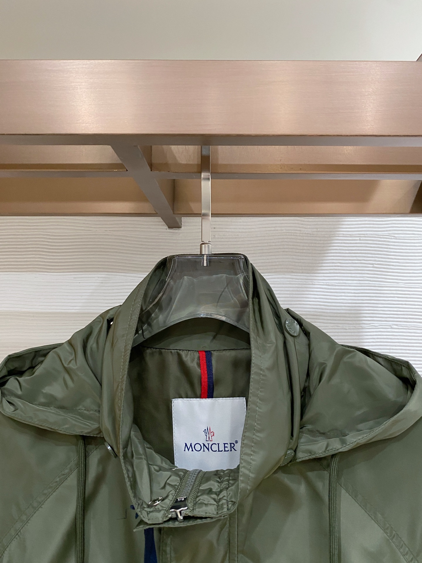 蒙口26男士连帽夹克外套 系列‼️‼️桑蚕丝醋酸面料，高端定制经典的英式传承依旧时尚韵味浓郁.独具一格的