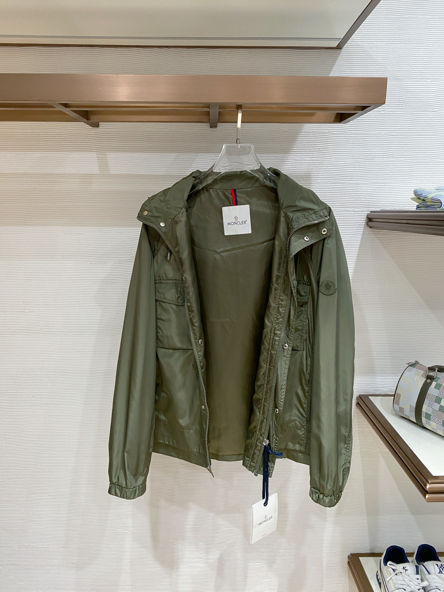 蒙口26男士连帽夹克外套 系列‼️‼️桑蚕丝醋酸面料，高端定制经典的英式传承依旧时尚韵味浓郁.独具一格的