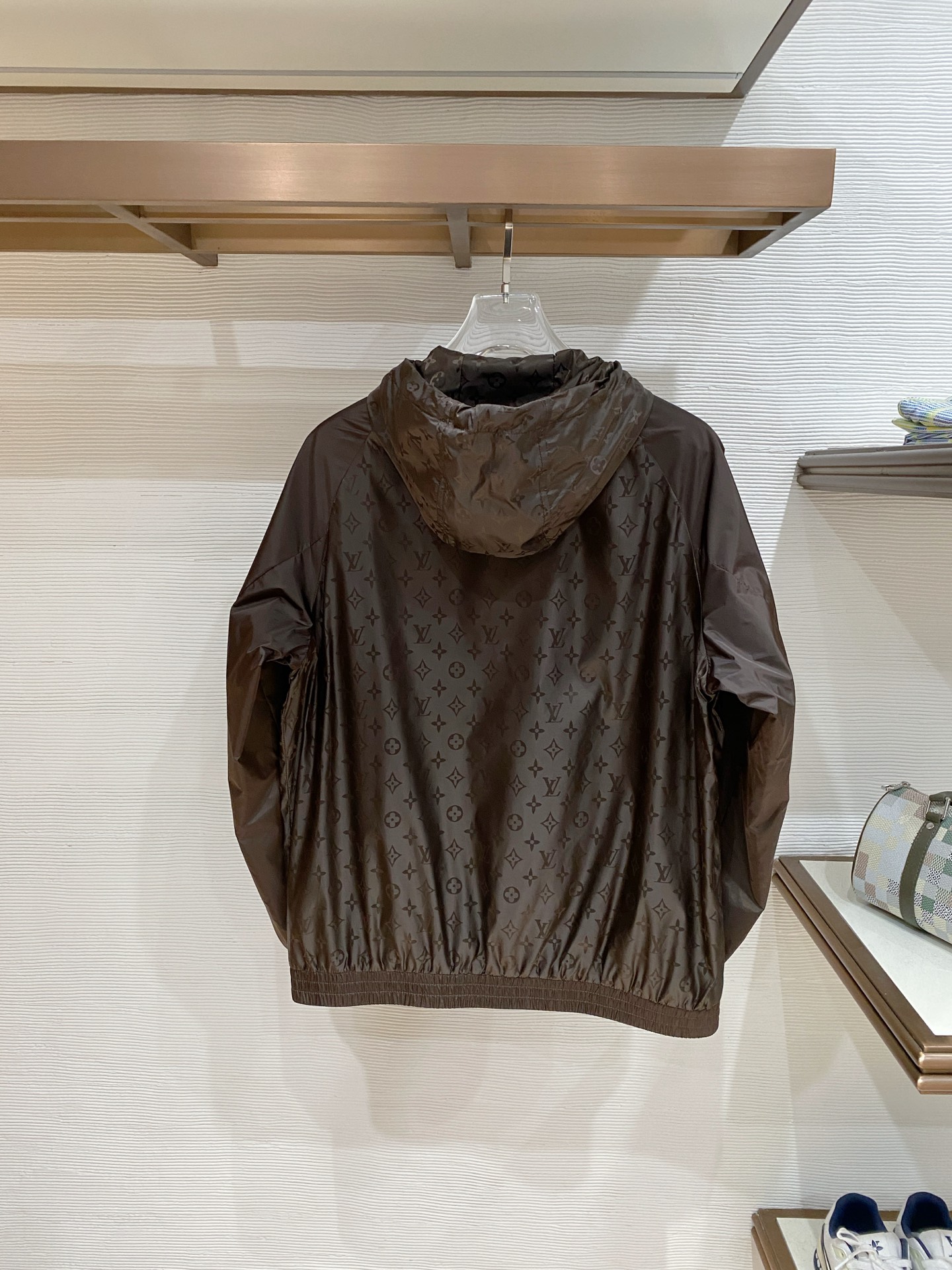 LV26男士连帽夹克外套 系列‼️‼️桑蚕丝醋酸面料，高端定制经典的英式传承依旧时尚韵味浓郁.独具一格的