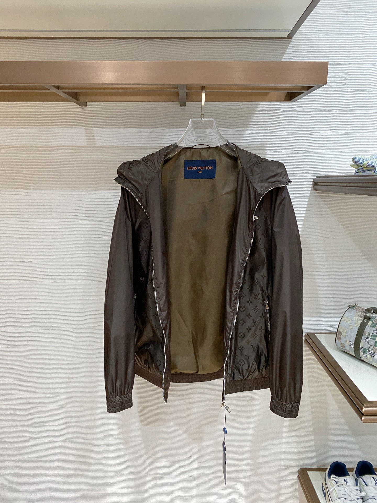 LV26男士连帽夹克外套 系列‼️‼️桑蚕丝醋酸面料，高端定制经典的英式传承依旧时尚韵味浓郁.独具一格的