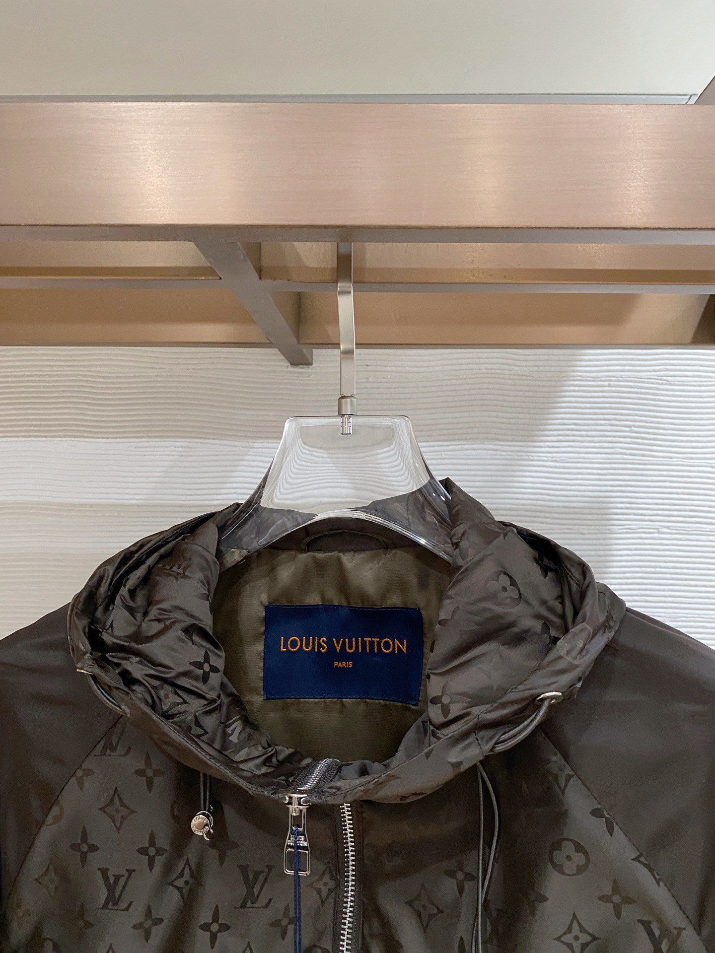 LV26男士连帽夹克外套 系列‼️‼️桑蚕丝醋酸面料，高端定制经典的英式传承依旧时尚韵味浓郁.独具一格的