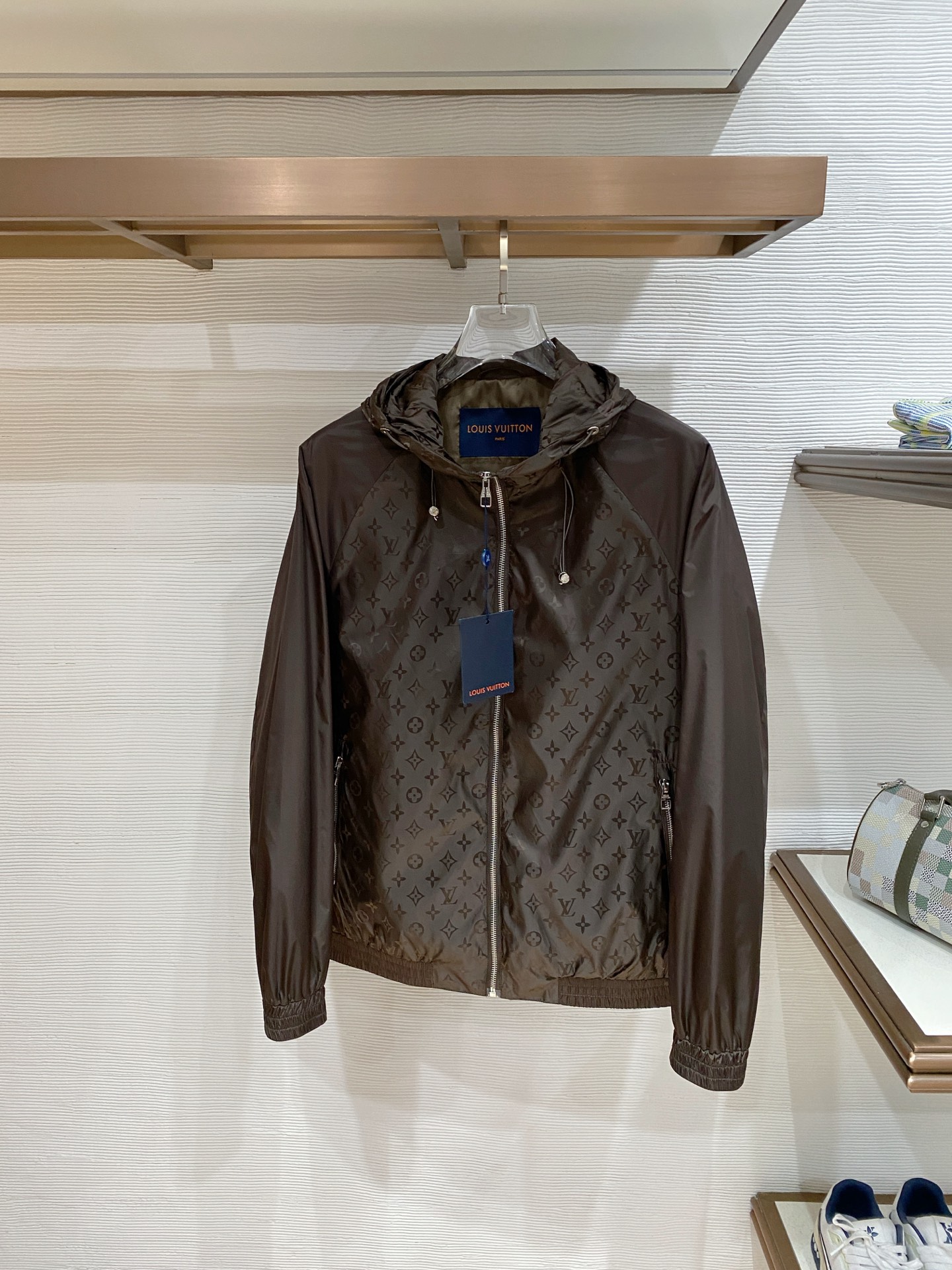 LV26男士连帽夹克外套 系列‼️‼️桑蚕丝醋酸面料，高端定制经典的英式传承依旧时尚韵味浓郁.独具一格的