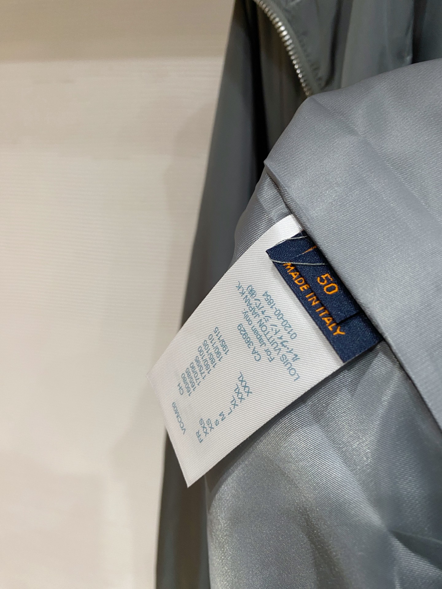 LV26男士连帽夹克外套 系列‼️‼️桑蚕丝醋酸面料，高端定制经典的英式传承依旧时尚韵味浓郁.独具一格的