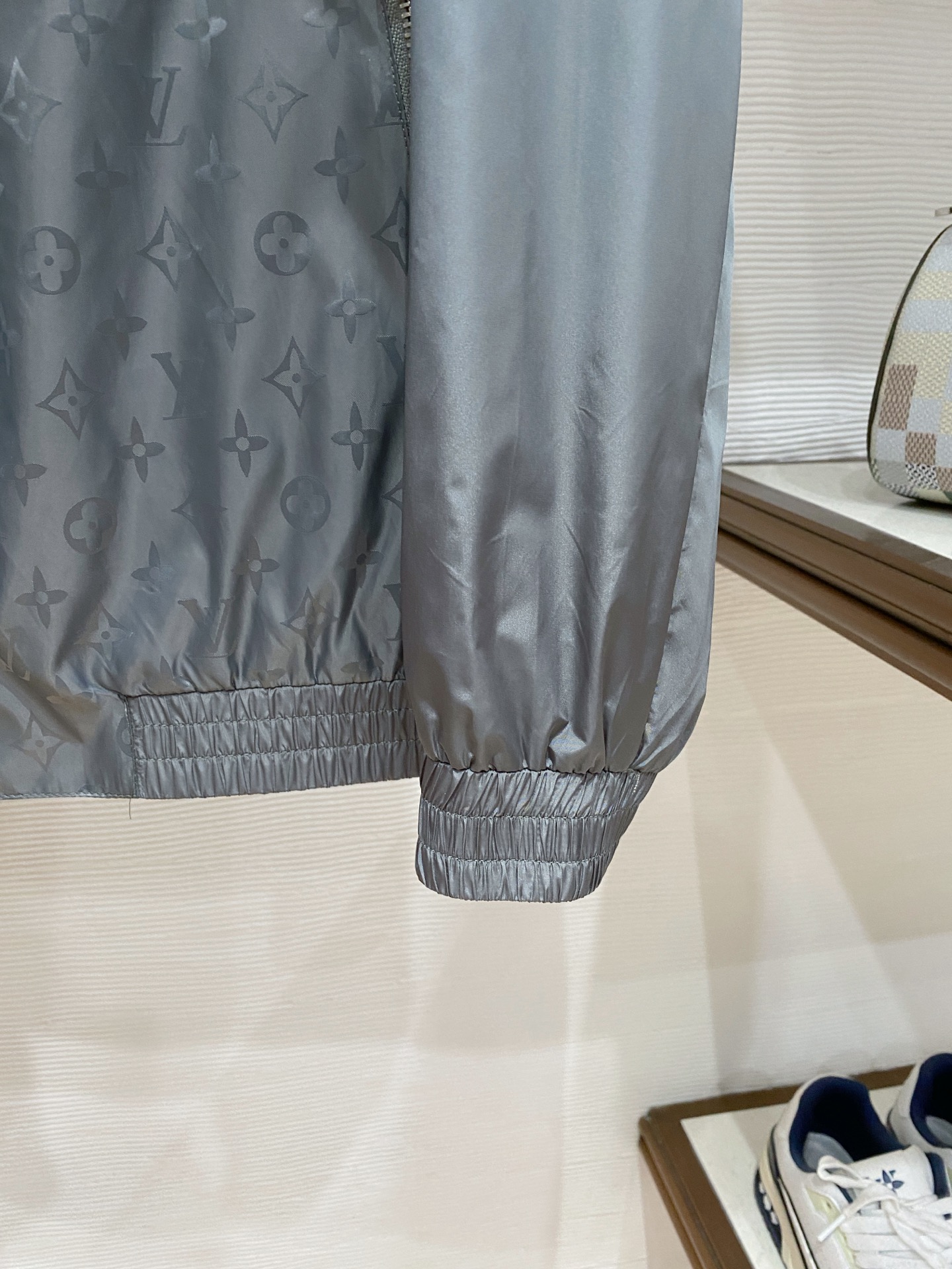 LV26男士连帽夹克外套 系列‼️‼️桑蚕丝醋酸面料，高端定制经典的英式传承依旧时尚韵味浓郁.独具一格的