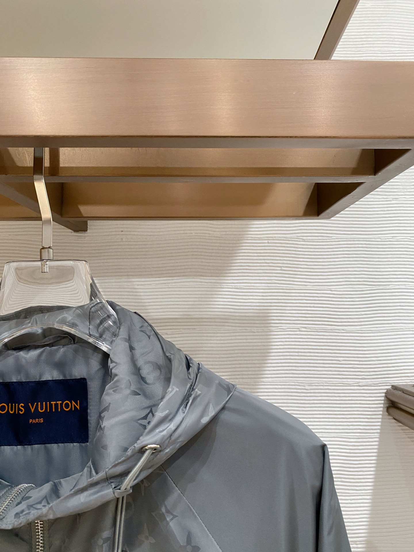 LV26男士连帽夹克外套 系列‼️‼️桑蚕丝醋酸面料，高端定制经典的英式传承依旧时尚韵味浓郁.独具一格的