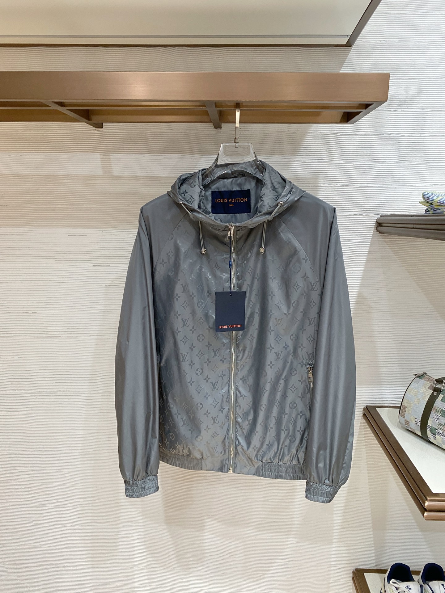 LV26男士连帽夹克外套 系列‼️‼️桑蚕丝醋酸面料，高端定制经典的英式传承依旧时尚韵味浓郁.独具一格的