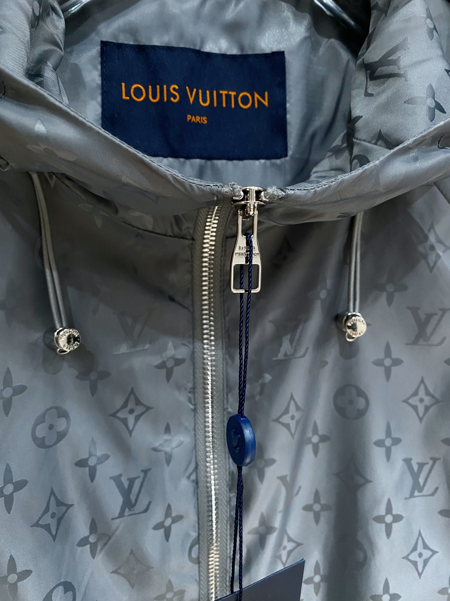 LV26男士连帽夹克外套 系列‼️‼️桑蚕丝醋酸面料，高端定制经典的英式传承依旧时尚韵味浓郁.独具一格的