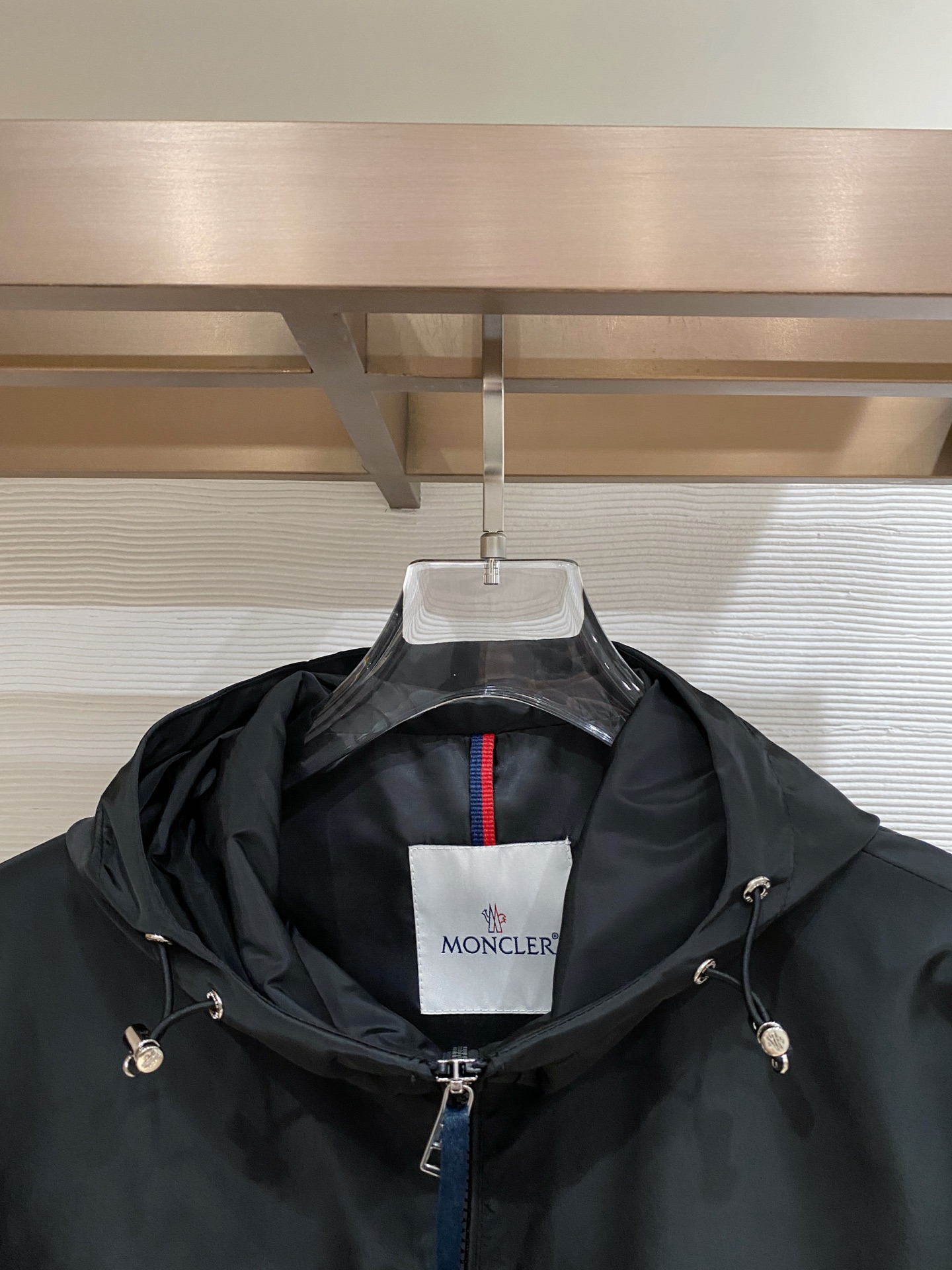 蒙口26男士连帽夹克外套 系列‼️‼️桑蚕丝醋酸面料，高端定制经典的英式传承依旧时尚韵味浓郁.独具一格的