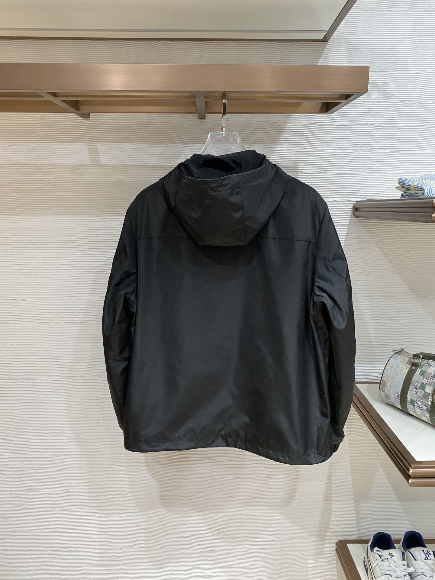 蒙口26男士连帽夹克外套 系列‼️‼️桑蚕丝醋酸面料，高端定制经典的英式传承依旧时尚韵味浓郁.独具一格的