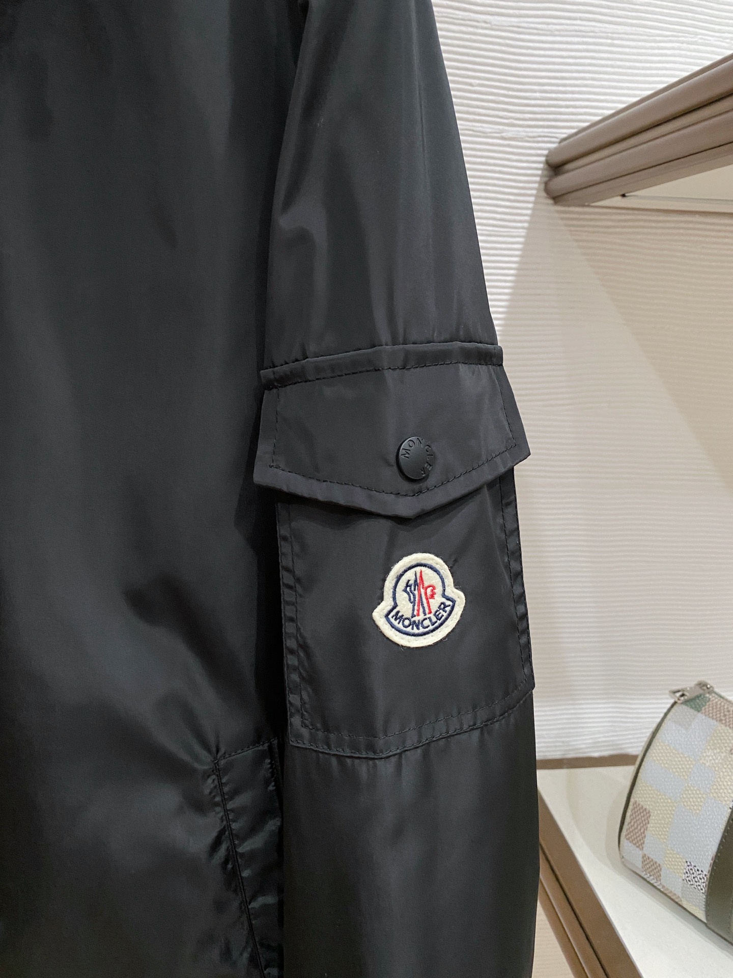 蒙口26男士连帽夹克外套 系列‼️‼️桑蚕丝醋酸面料，高端定制经典的英式传承依旧时尚韵味浓郁.独具一格的