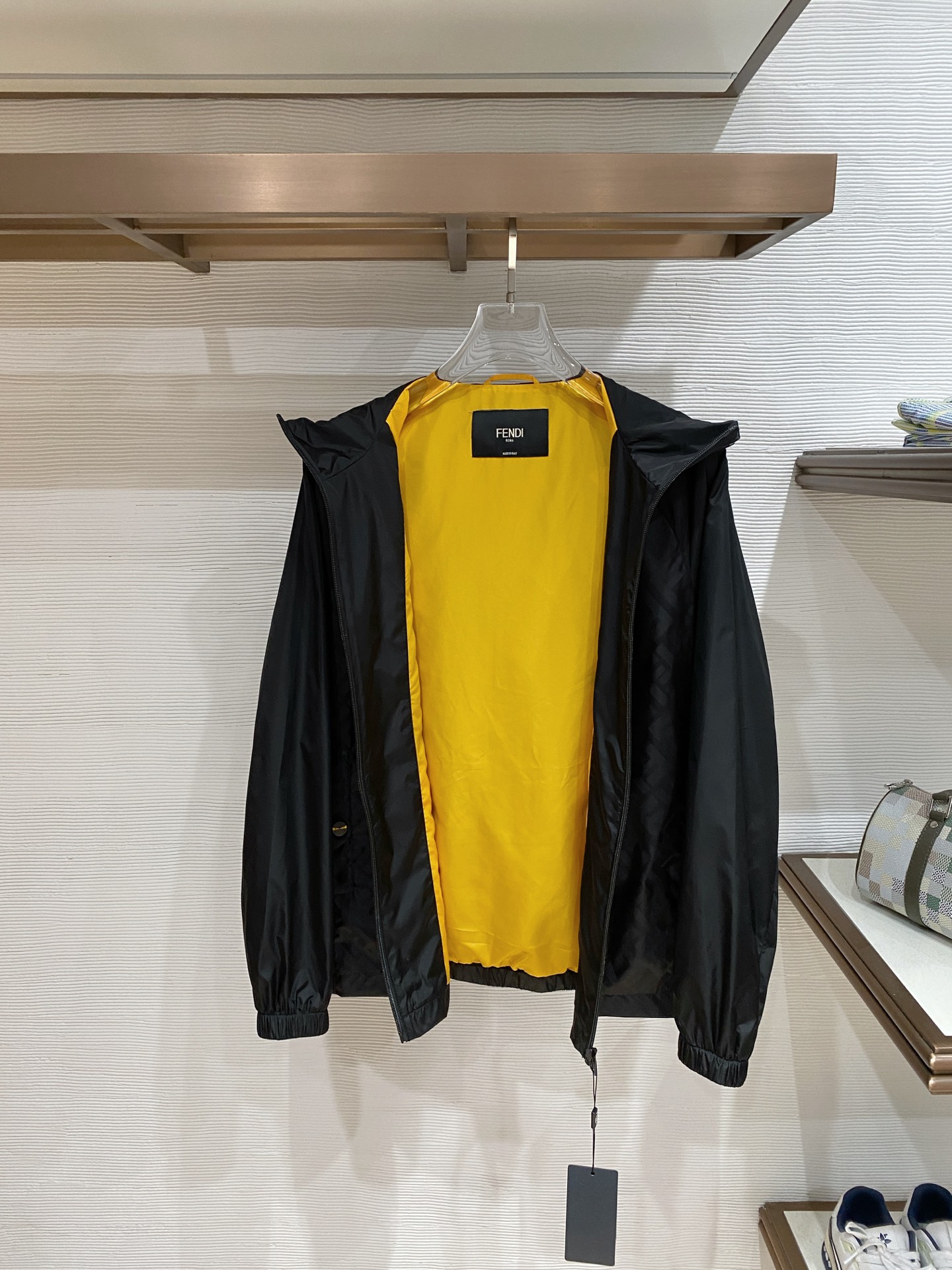 🆕芬迪26男士连帽夹克外套 系列‼️‼️桑蚕丝醋酸面料，高端定制经典的英式传承依旧时尚韵味浓郁.独具一格