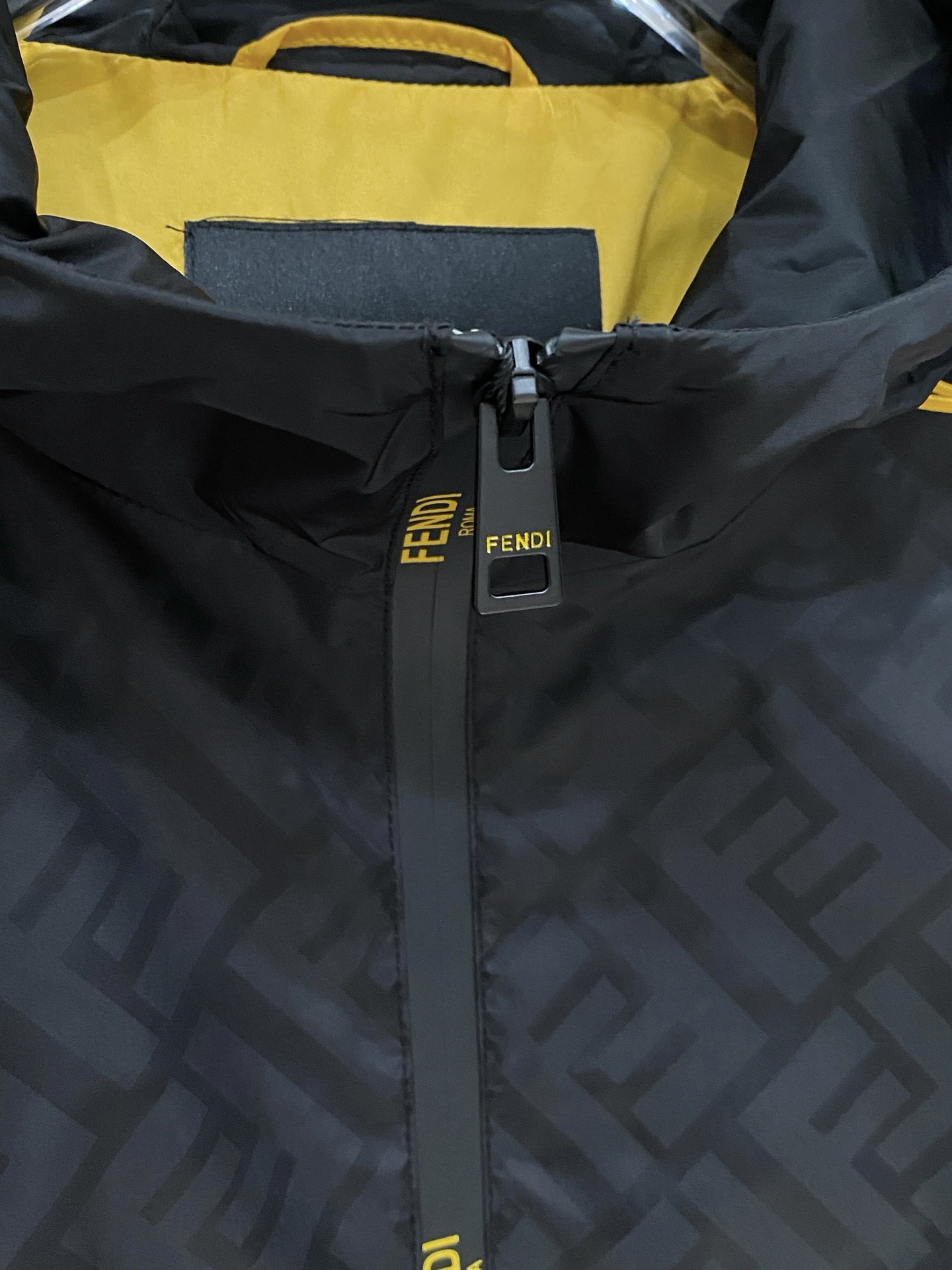 🆕芬迪26男士连帽夹克外套 系列‼️‼️桑蚕丝醋酸面料，高端定制经典的英式传承依旧时尚韵味浓郁.独具一格