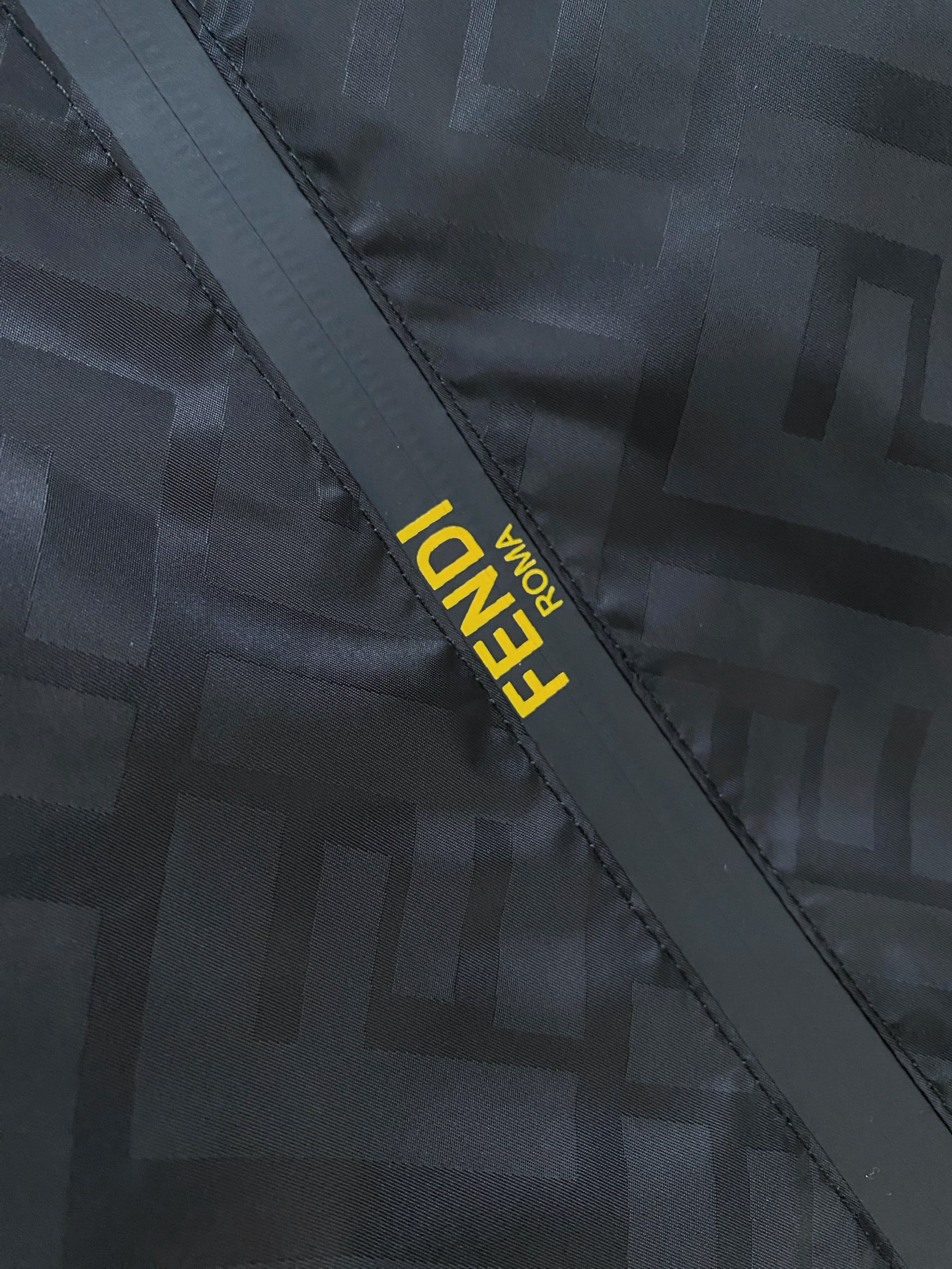 🆕芬迪26男士连帽夹克外套 系列‼️‼️桑蚕丝醋酸面料，高端定制经典的英式传承依旧时尚韵味浓郁.独具一格