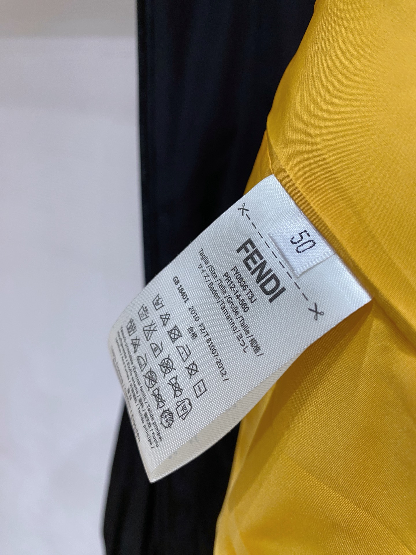 🆕芬迪26男士连帽夹克外套 系列‼️‼️桑蚕丝醋酸面料，高端定制经典的英式传承依旧时尚韵味浓郁.独具一格