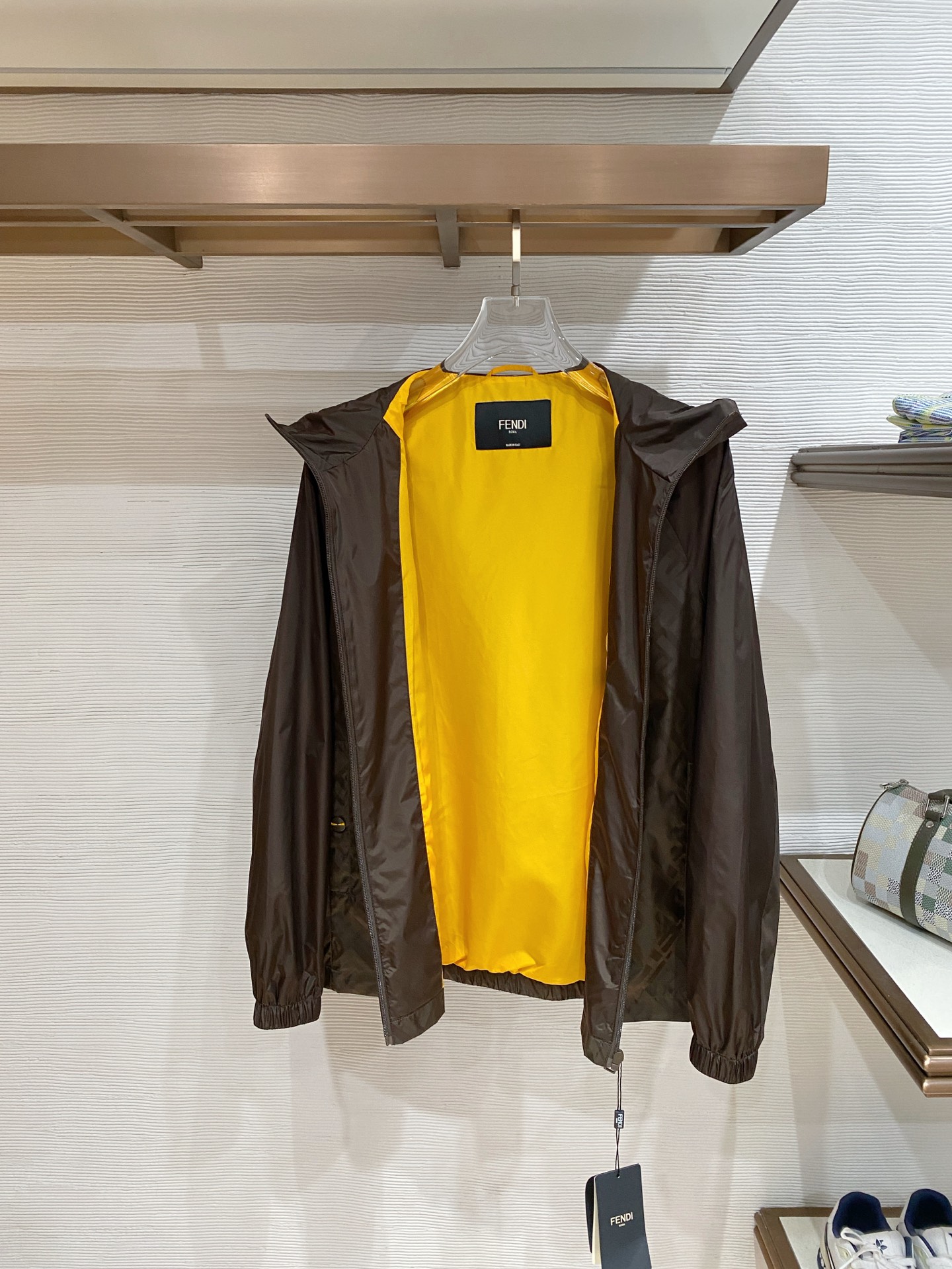 🆕芬迪26男士连帽夹克外套 系列‼️‼️桑蚕丝醋酸面料，高端定制经典的英式传承依旧时尚韵味浓郁.独具一格