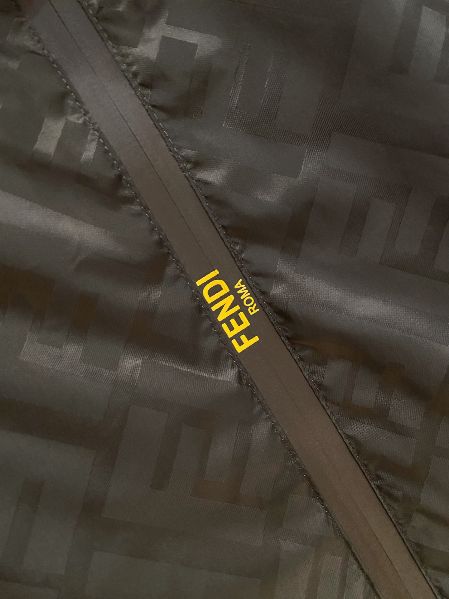 🆕芬迪26男士连帽夹克外套 系列‼️‼️桑蚕丝醋酸面料，高端定制经典的英式传承依旧时尚韵味浓郁.独具一格