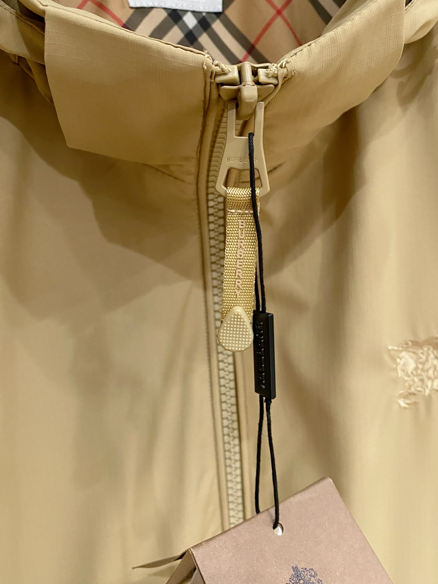 巴宝莉26男士连帽夹克外套 系列‼️‼️桑蚕丝醋酸面料，高端定制经典的英式传承依旧时尚韵味浓郁.独具一格