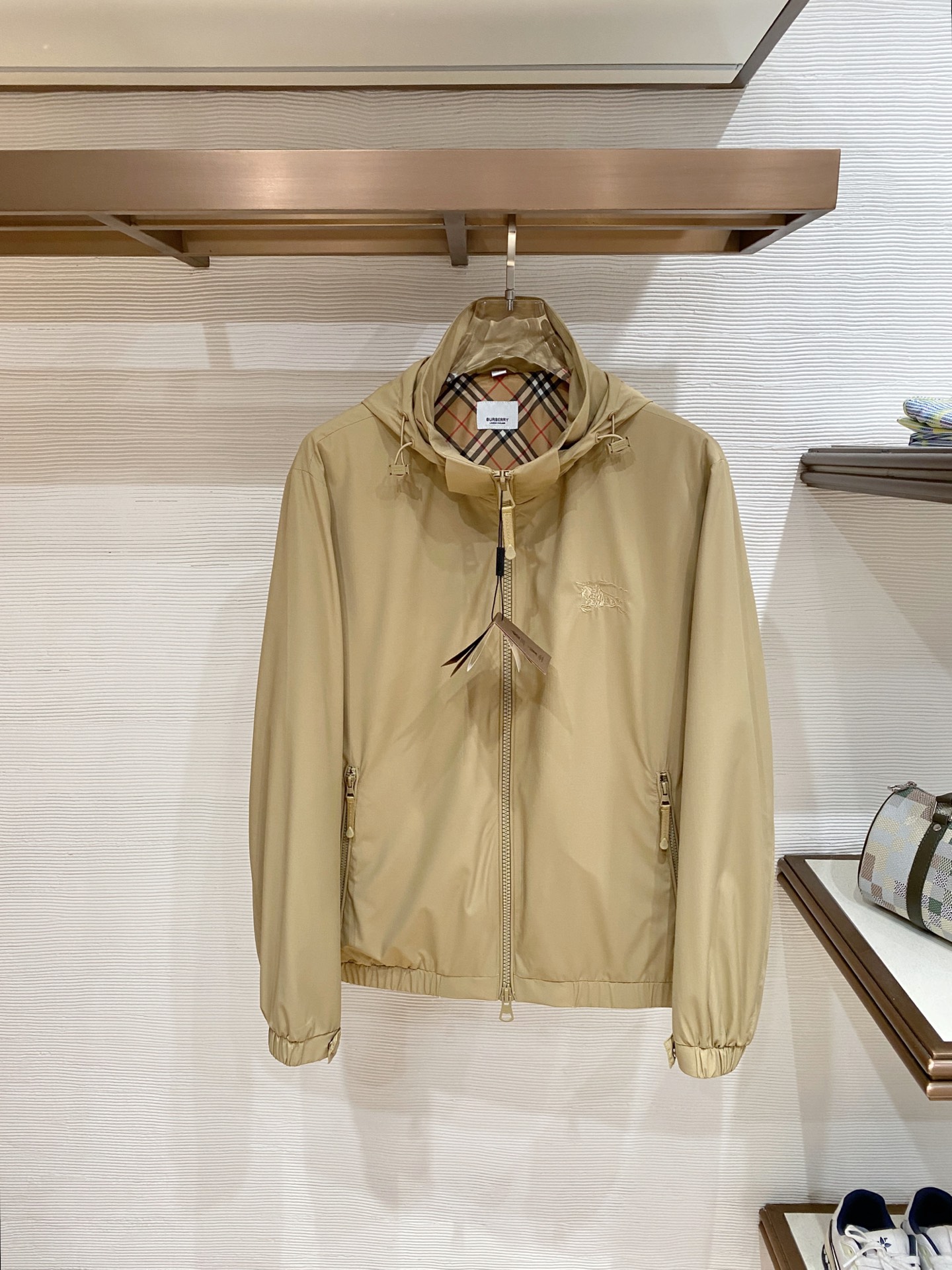 巴宝莉26男士连帽夹克外套 系列‼️‼️桑蚕丝醋酸面料，高端定制经典的英式传承依旧时尚韵味浓郁.独具一格