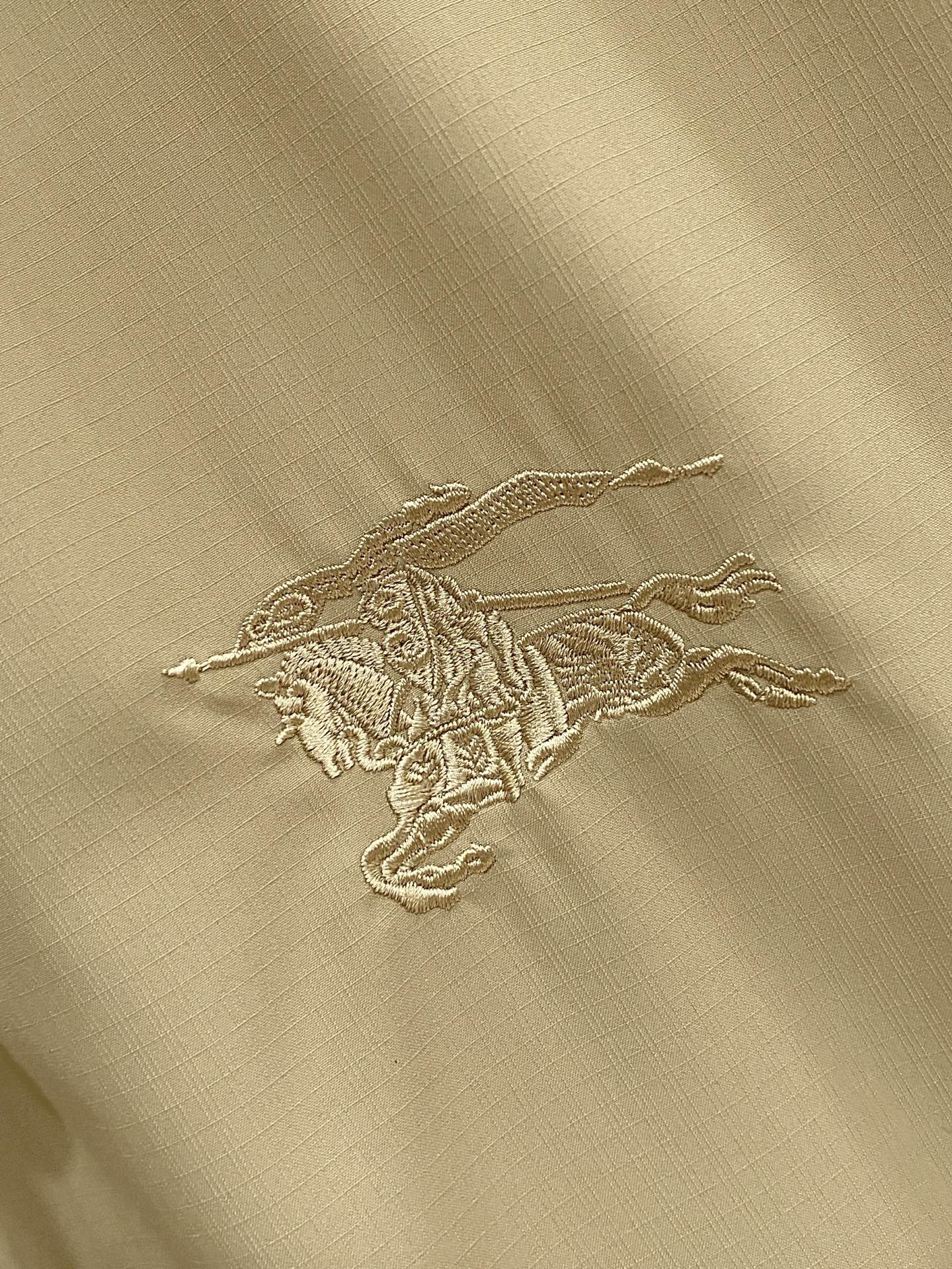 巴宝莉26男士连帽夹克外套 系列‼️‼️桑蚕丝醋酸面料，高端定制经典的英式传承依旧时尚韵味浓郁.独具一格