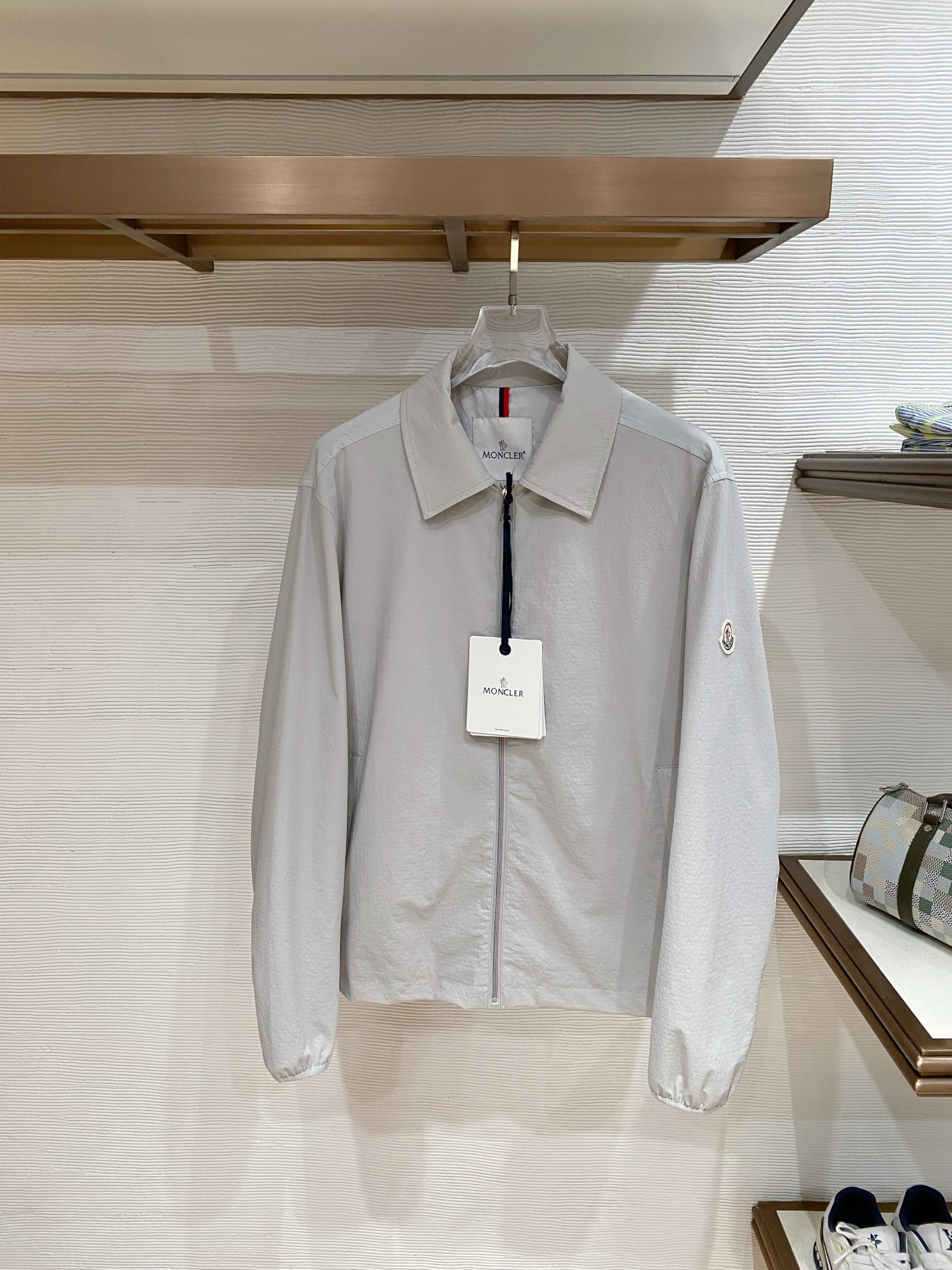 🆕蒙口翻领26男士连帽夹克外套 系列‼️‼️桑蚕丝醋酸面料，高端定制经典的英式传承依旧时尚韵味浓郁.独具