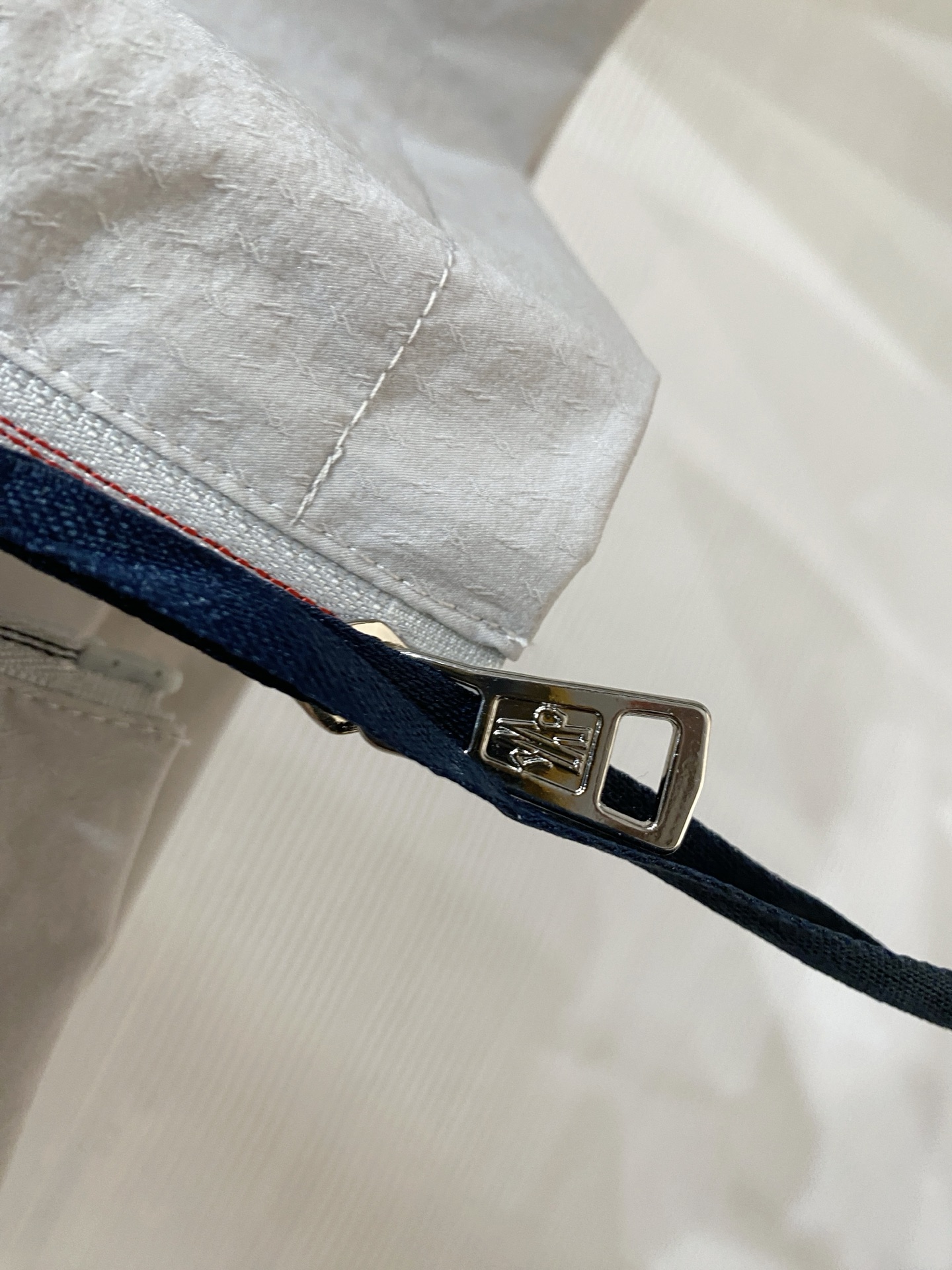 🆕蒙口翻领26男士连帽夹克外套 系列‼️‼️桑蚕丝醋酸面料，高端定制经典的英式传承依旧时尚韵味浓郁.独具