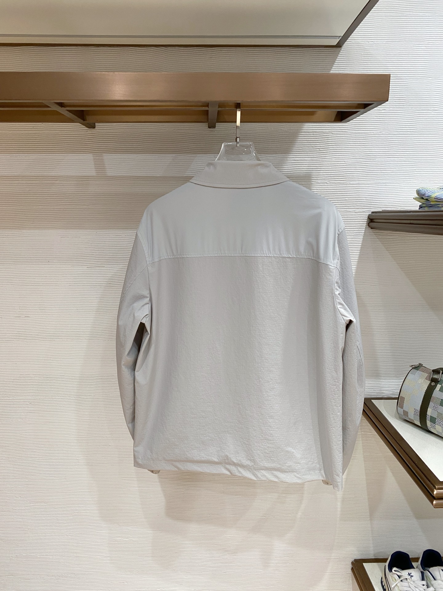 🆕蒙口翻领26男士连帽夹克外套 系列‼️‼️桑蚕丝醋酸面料，高端定制经典的英式传承依旧时尚韵味浓郁.独具