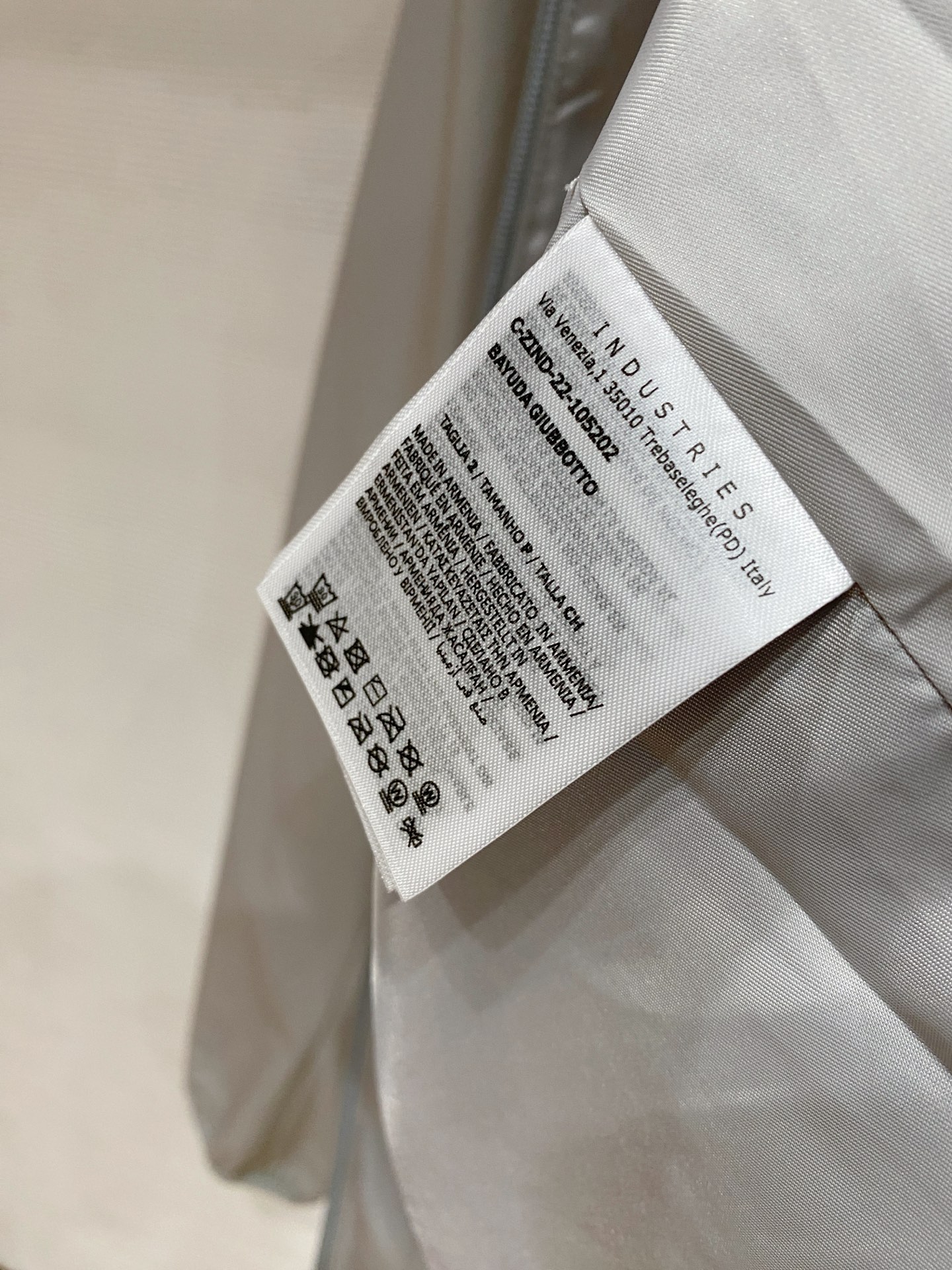 🆕蒙口翻领26男士连帽夹克外套 系列‼️‼️桑蚕丝醋酸面料，高端定制经典的英式传承依旧时尚韵味浓郁.独具