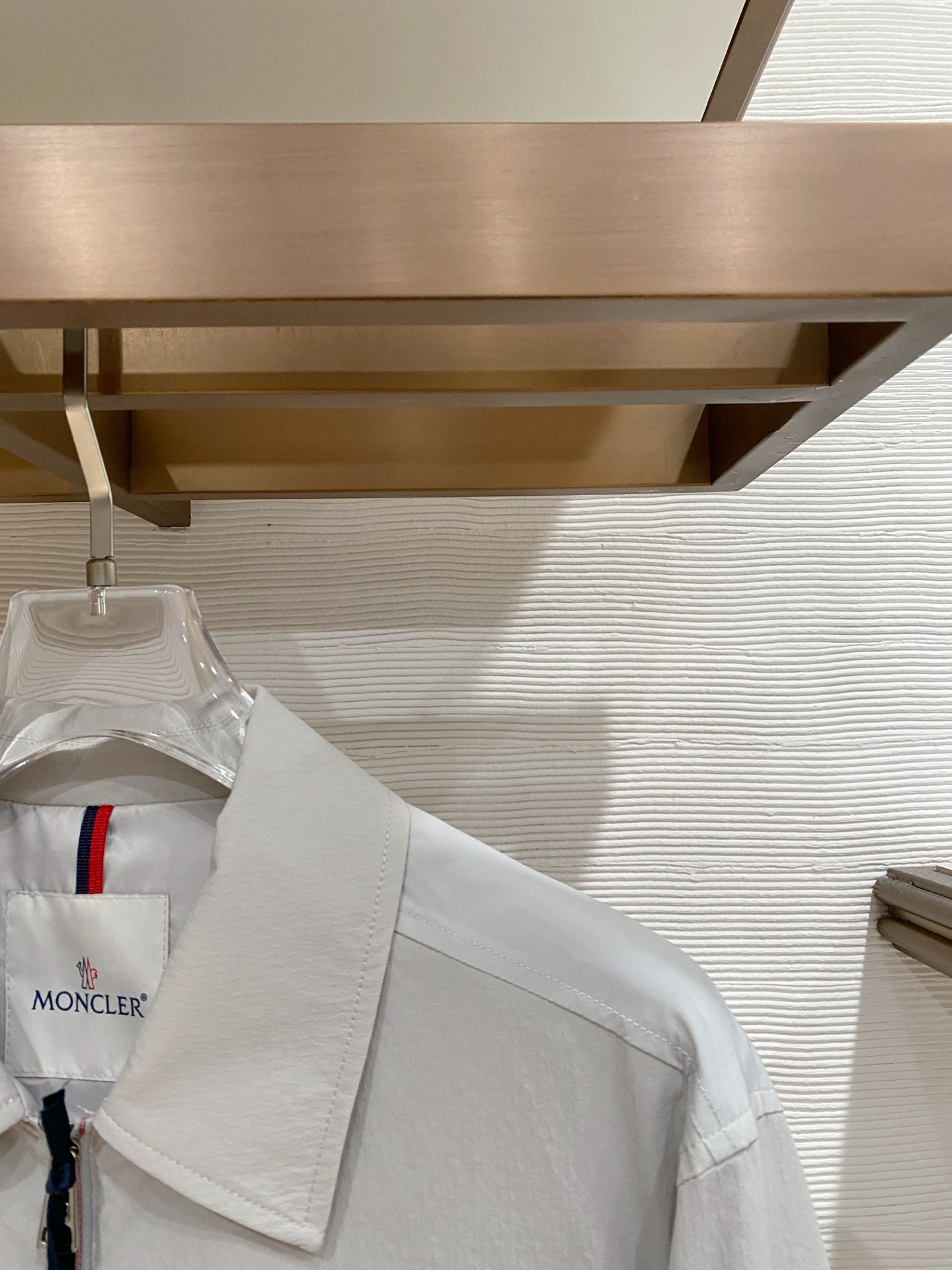 🆕蒙口翻领26男士连帽夹克外套 系列‼️‼️桑蚕丝醋酸面料，高端定制经典的英式传承依旧时尚韵味浓郁.独具