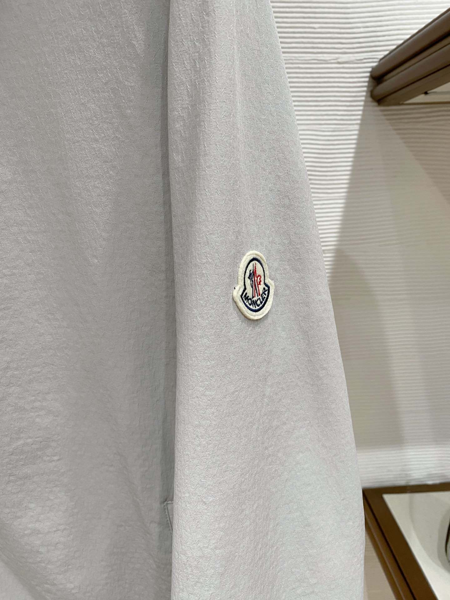 🆕蒙口翻领26男士连帽夹克外套 系列‼️‼️桑蚕丝醋酸面料，高端定制经典的英式传承依旧时尚韵味浓郁.独具