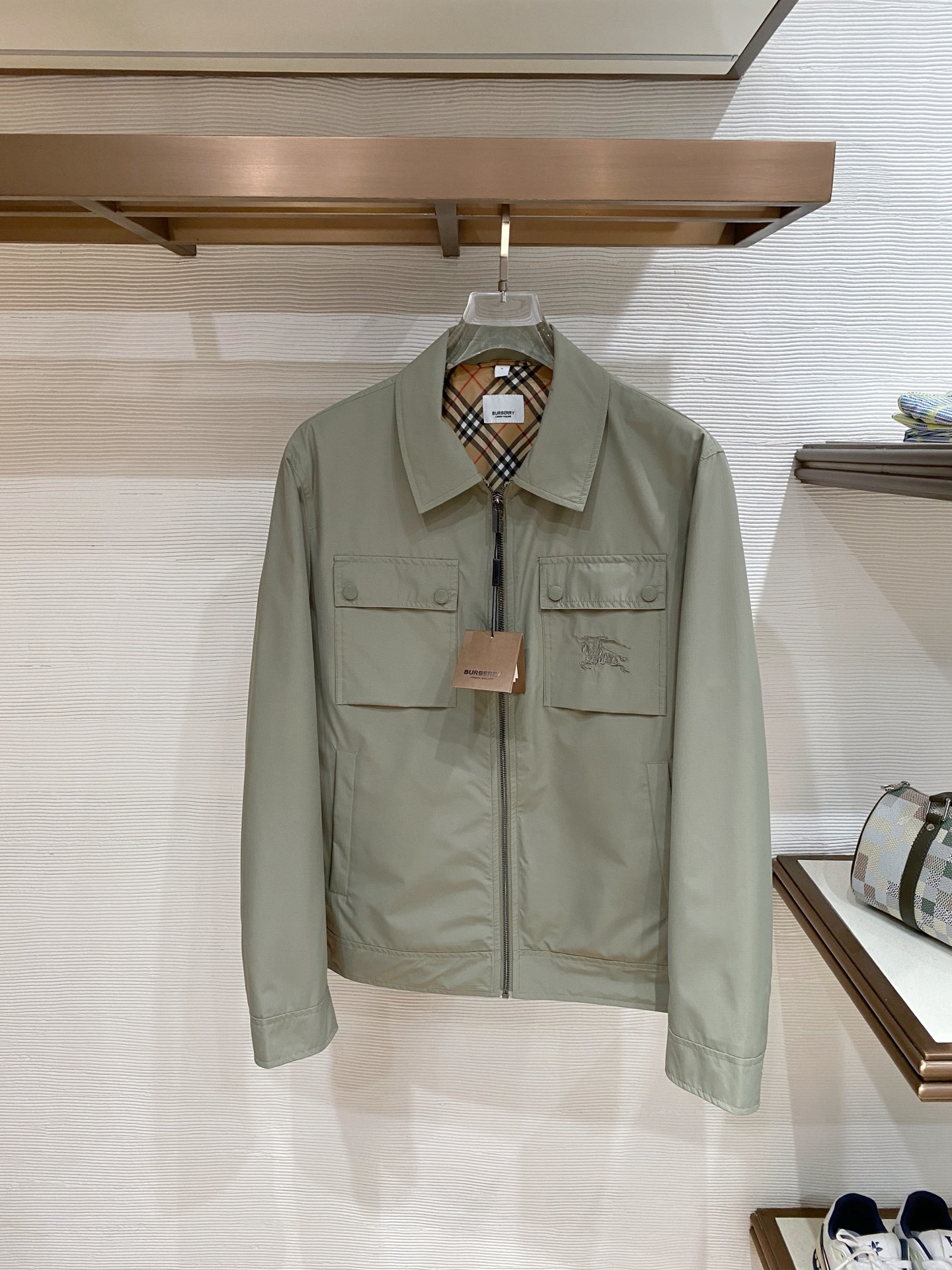 巴宝莉26男士连帽夹克外套 系列‼️‼️桑蚕丝醋酸面料，高端定制经典的英式传承依旧时尚韵味浓郁.独具一格