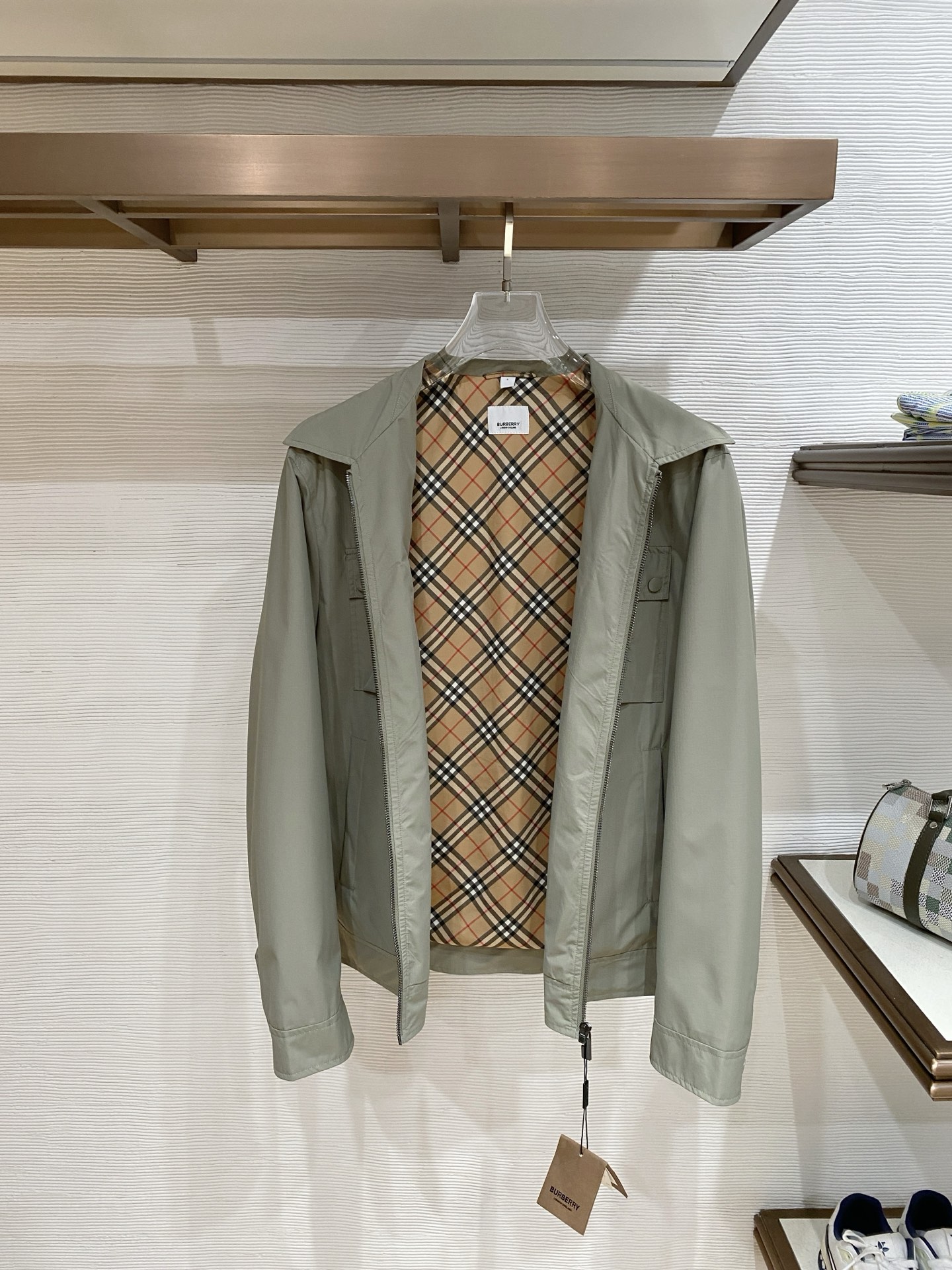 巴宝莉26男士连帽夹克外套 系列‼️‼️桑蚕丝醋酸面料，高端定制经典的英式传承依旧时尚韵味浓郁.独具一格