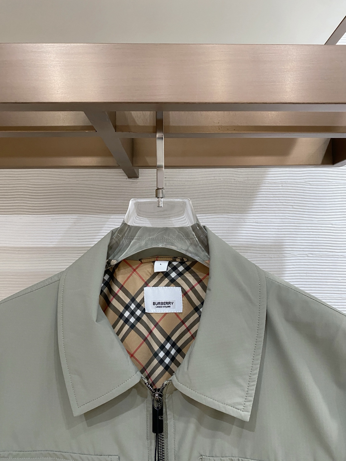 巴宝莉26男士连帽夹克外套 系列‼️‼️桑蚕丝醋酸面料，高端定制经典的英式传承依旧时尚韵味浓郁.独具一格