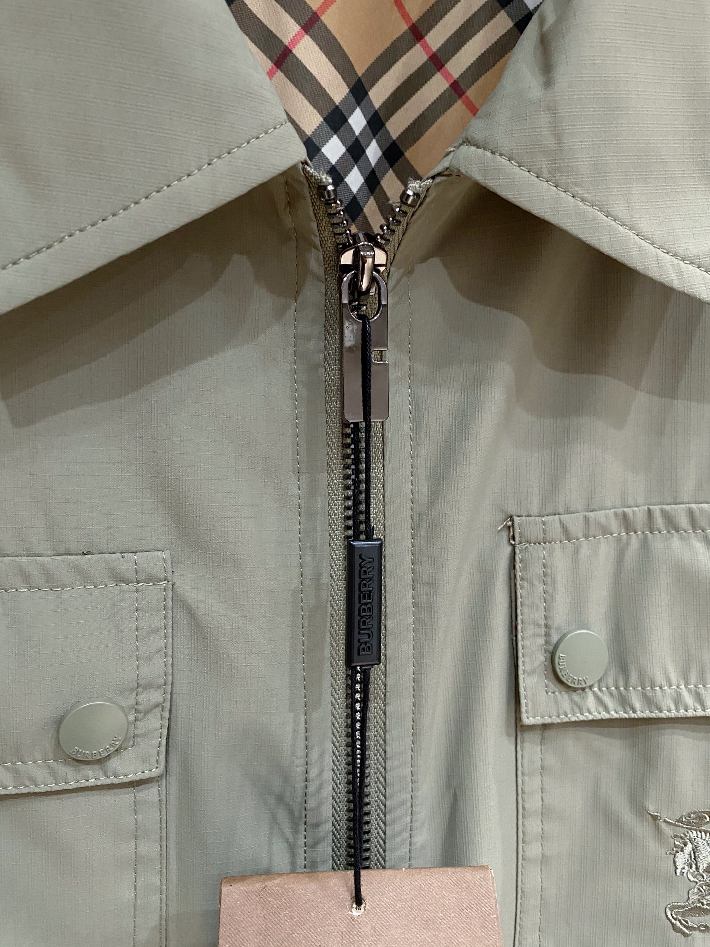 巴宝莉26男士连帽夹克外套 系列‼️‼️桑蚕丝醋酸面料，高端定制经典的英式传承依旧时尚韵味浓郁.独具一格