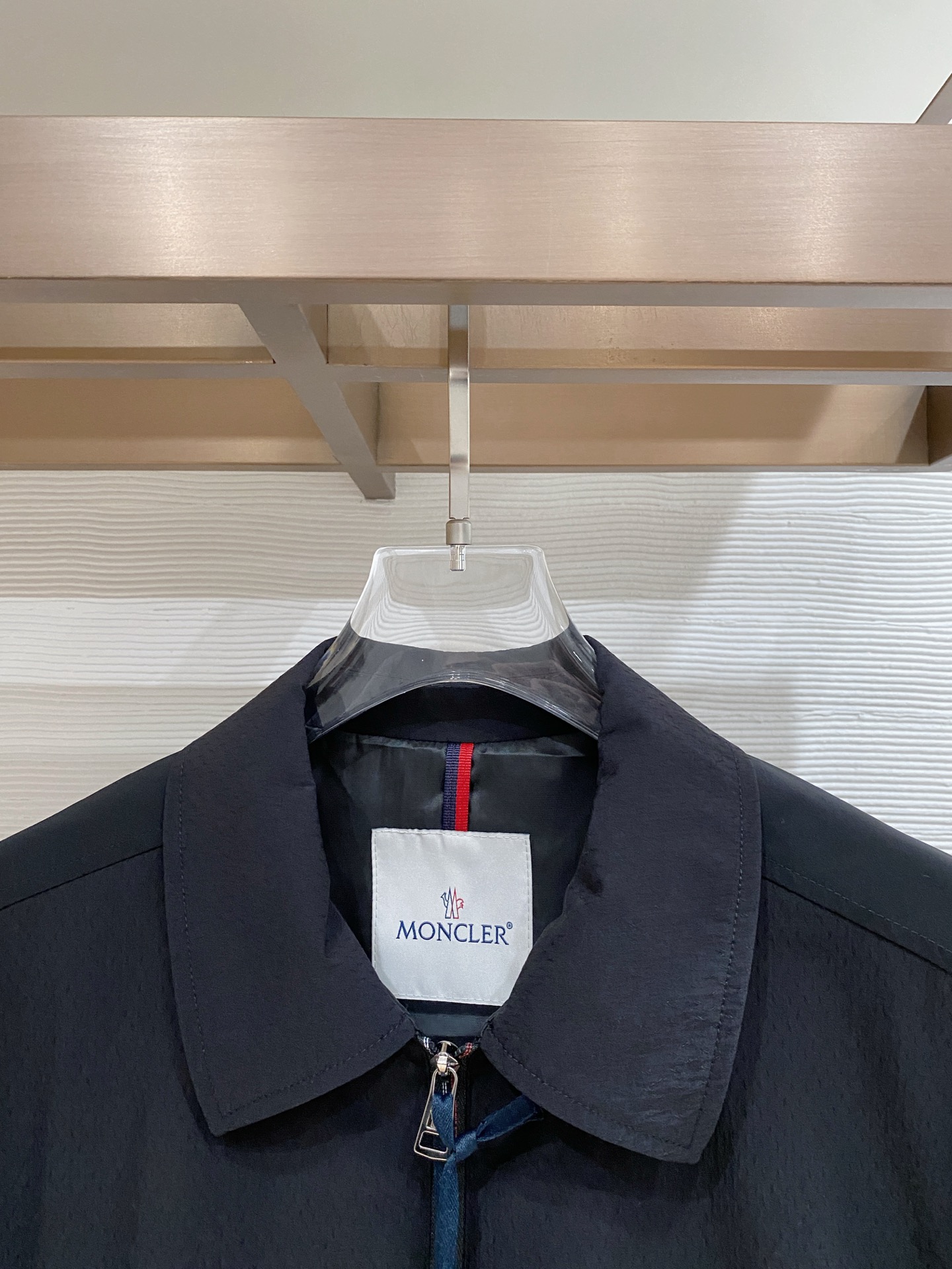 🆕蒙口翻领26男士连帽夹克外套 系列‼️‼️桑蚕丝醋酸面料，高端定制经典的英式传承依旧时尚韵味浓郁.独具