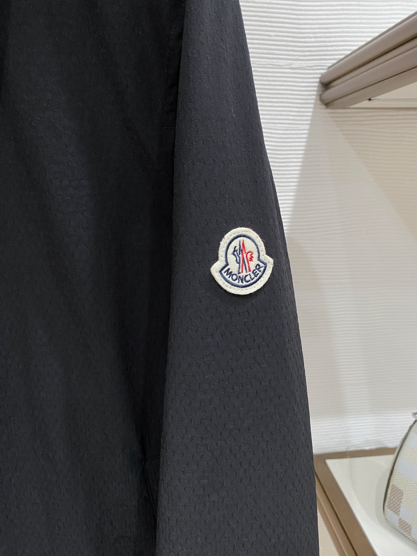 🆕蒙口翻领26男士连帽夹克外套 系列‼️‼️桑蚕丝醋酸面料，高端定制经典的英式传承依旧时尚韵味浓郁.独具