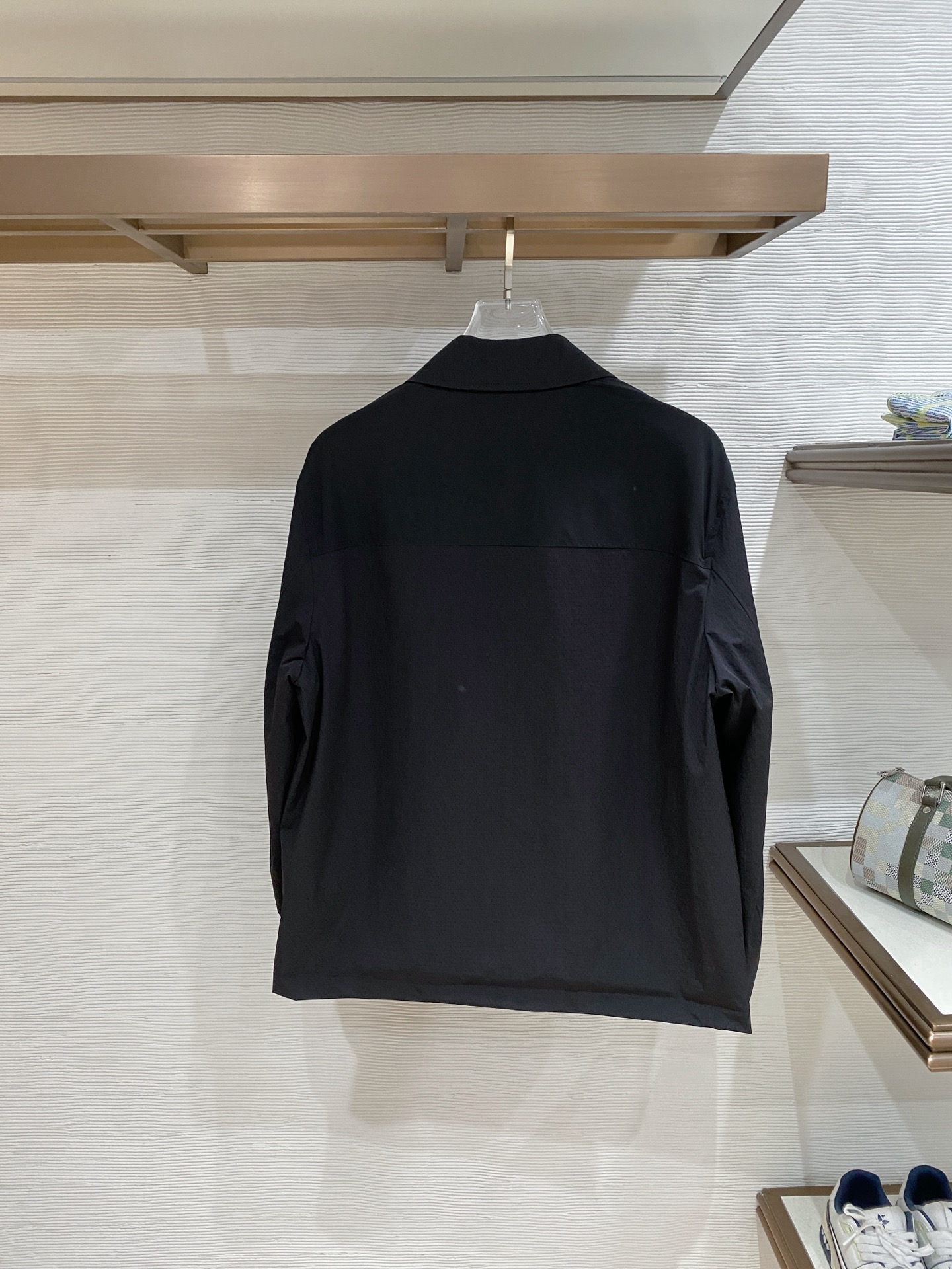 🆕蒙口翻领26男士连帽夹克外套 系列‼️‼️桑蚕丝醋酸面料，高端定制经典的英式传承依旧时尚韵味浓郁.独具