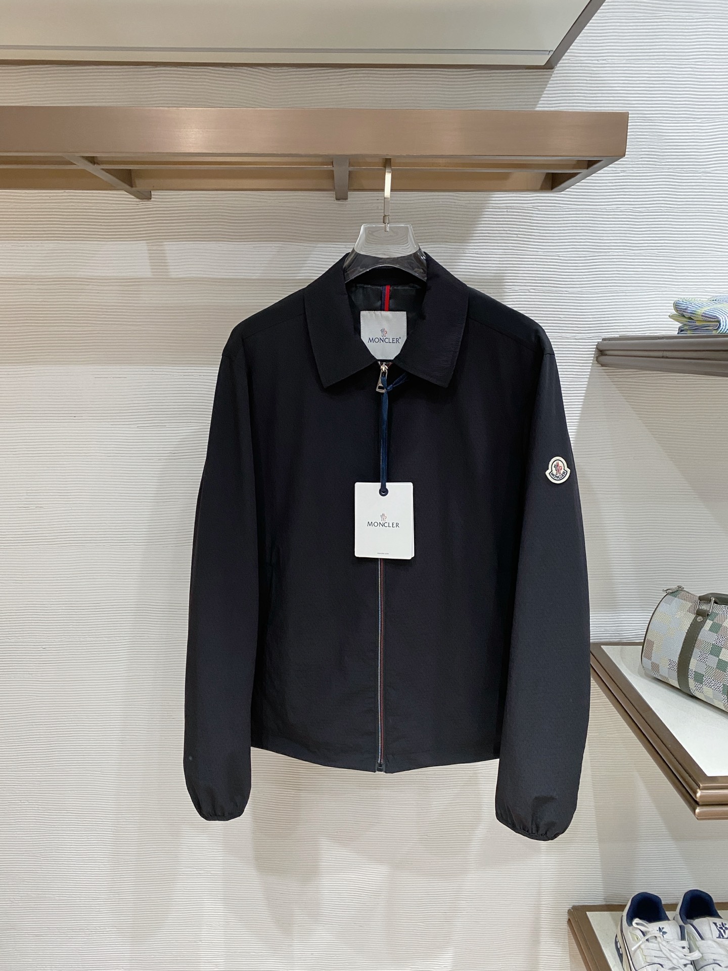 🆕蒙口翻领26男士连帽夹克外套 系列‼️‼️桑蚕丝醋酸面料，高端定制经典的英式传承依旧时尚韵味浓郁.独具