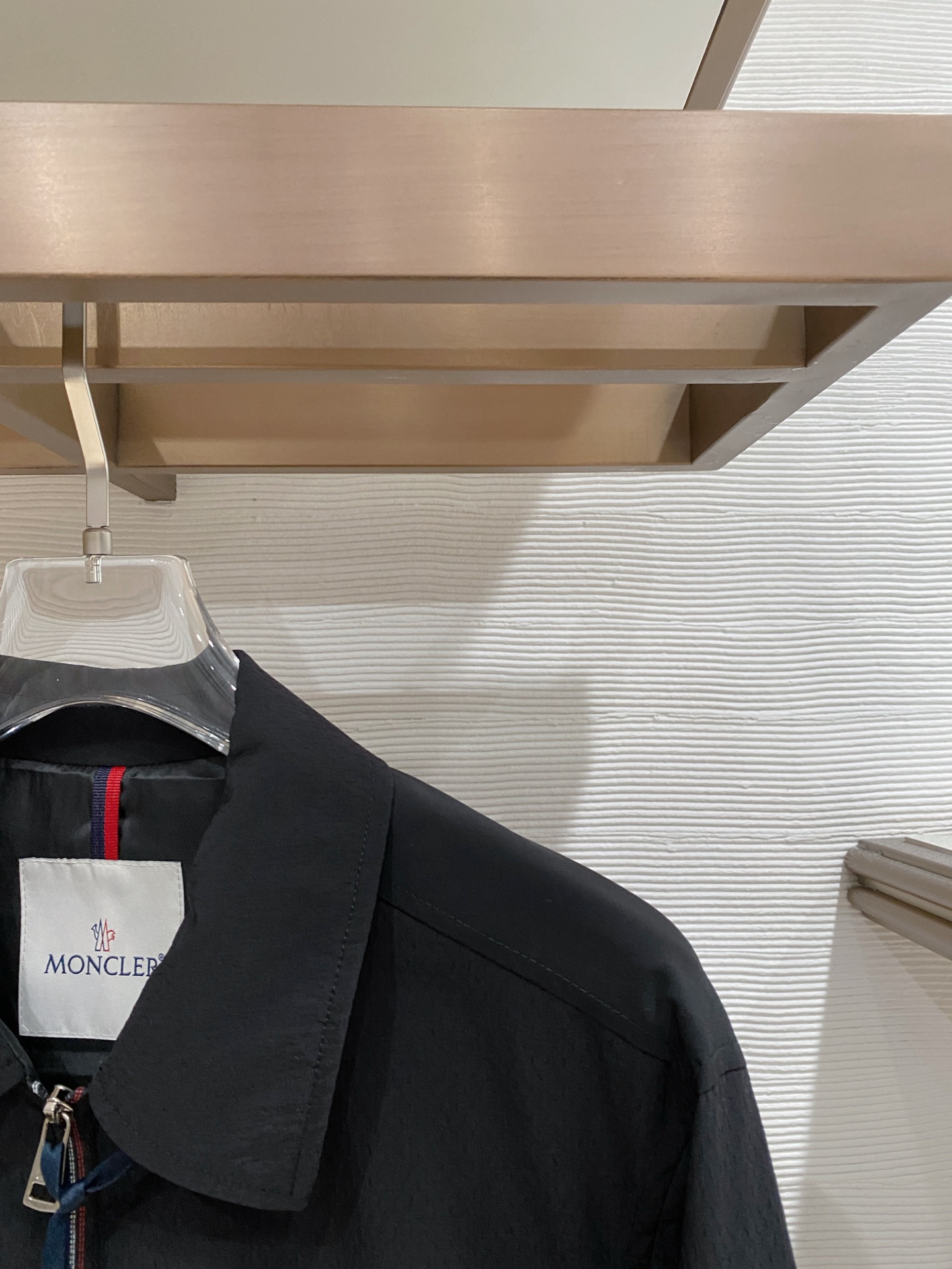 🆕蒙口翻领26男士连帽夹克外套 系列‼️‼️桑蚕丝醋酸面料，高端定制经典的英式传承依旧时尚韵味浓郁.独具