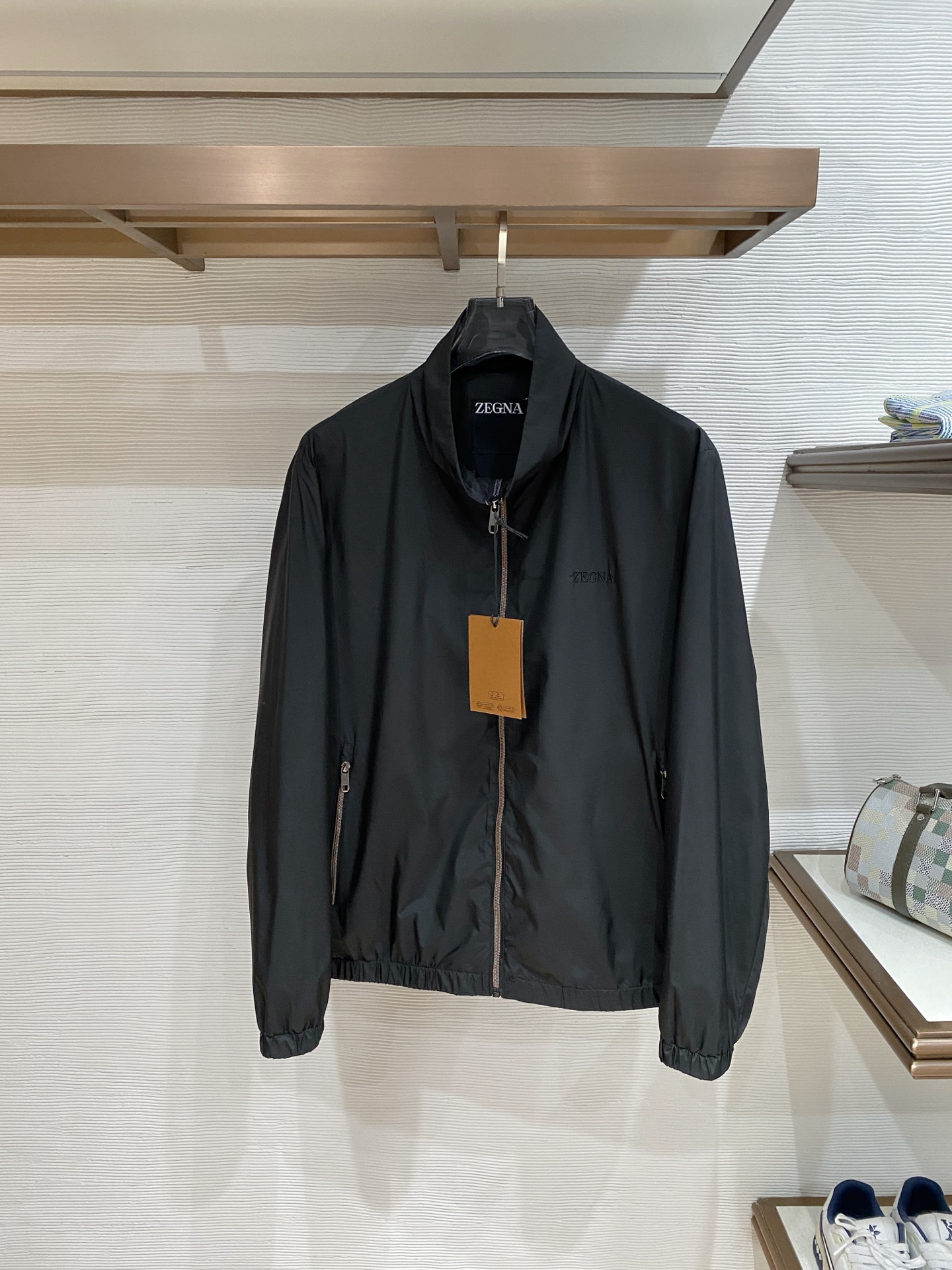 杰尼亚立领26男士连帽夹克外套 系列‼️‼️桑蚕丝醋酸面料，高端定制经典的英式传承依旧时尚韵味浓郁.独具