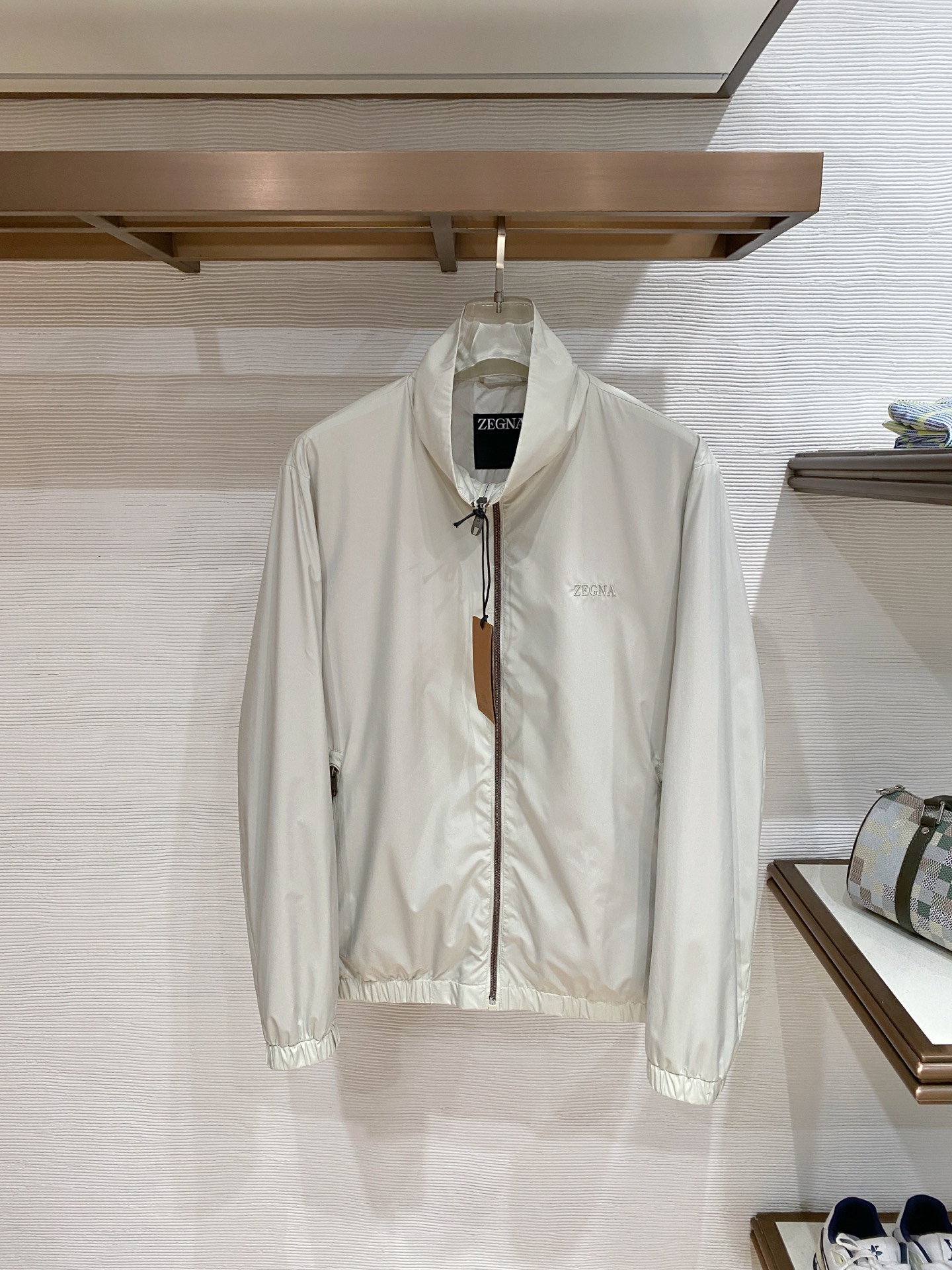 杰尼亚立领26男士连帽夹克外套 系列‼️‼️桑蚕丝醋酸面料，高端定制经典的英式传承依旧时尚韵味浓郁.独具