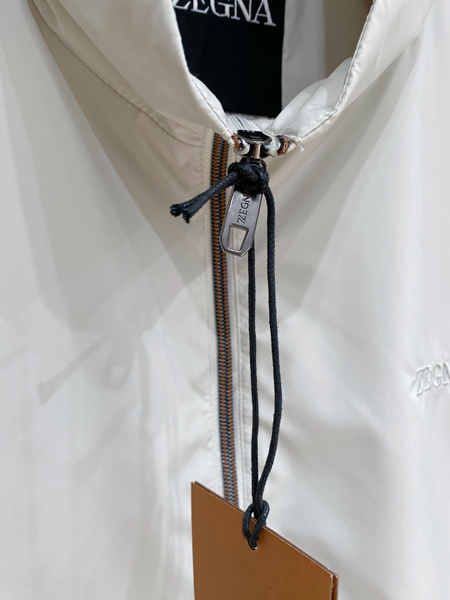 杰尼亚立领26男士连帽夹克外套 系列‼️‼️桑蚕丝醋酸面料，高端定制经典的英式传承依旧时尚韵味浓郁.独具