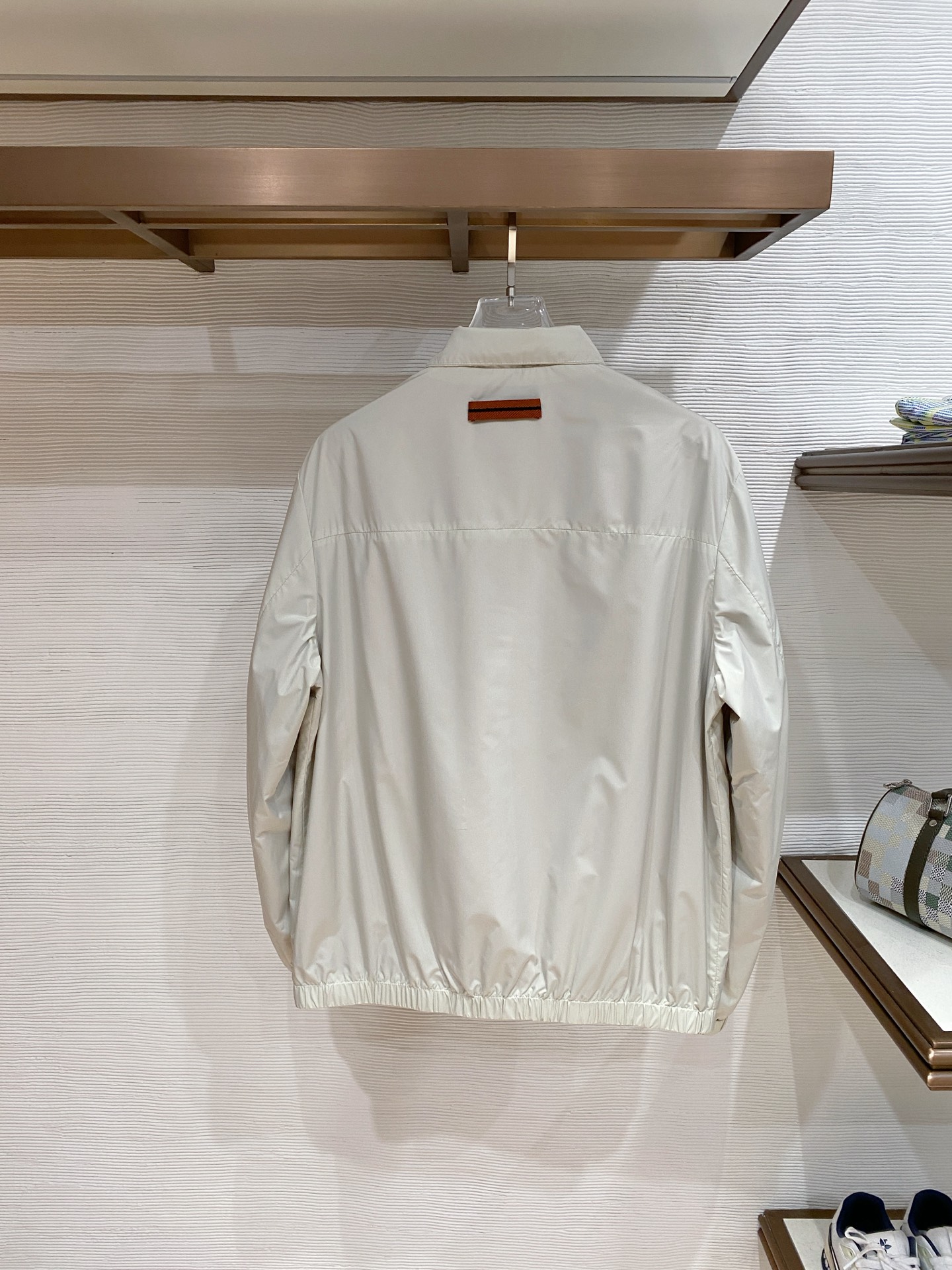 杰尼亚立领26男士连帽夹克外套 系列‼️‼️桑蚕丝醋酸面料，高端定制经典的英式传承依旧时尚韵味浓郁.独具