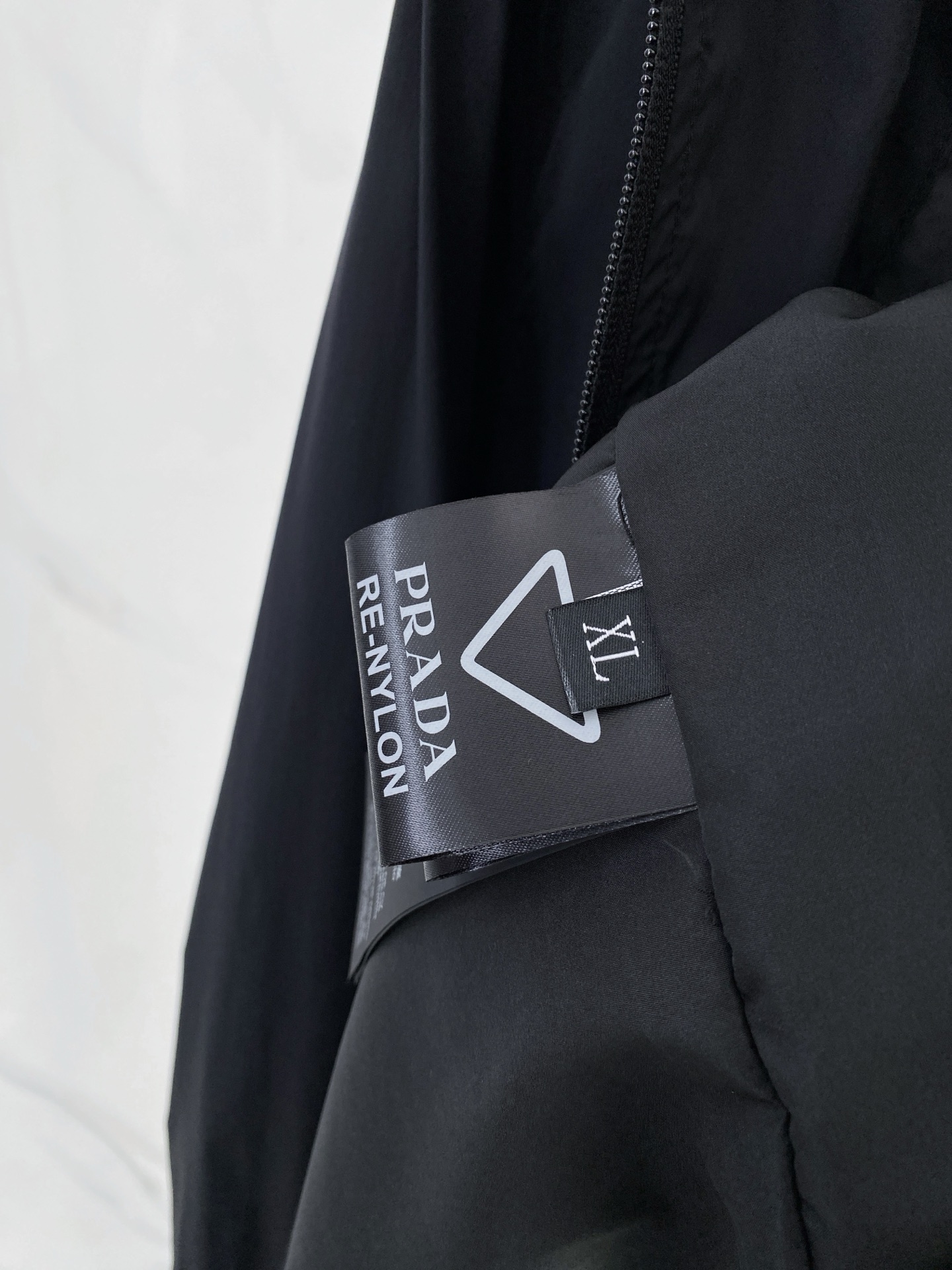 Prada 普拉达 2026ss春季新款连帽夹克外套全高端版本！高定专柜面料辅料，透气舒适度高，细节无可