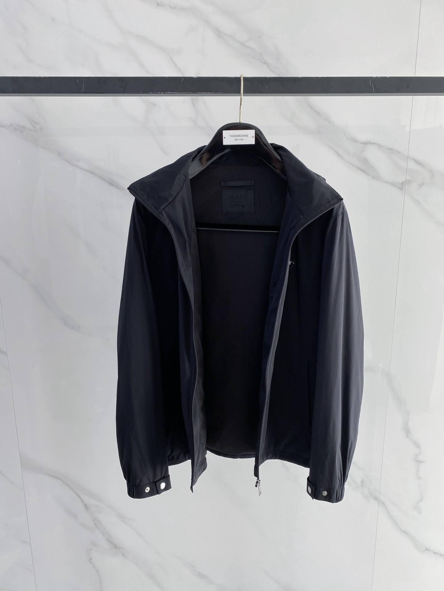 Prada 普拉达 2026ss春季新款连帽夹克外套全高端版本！高定专柜面料辅料，透气舒适度高，细节无可