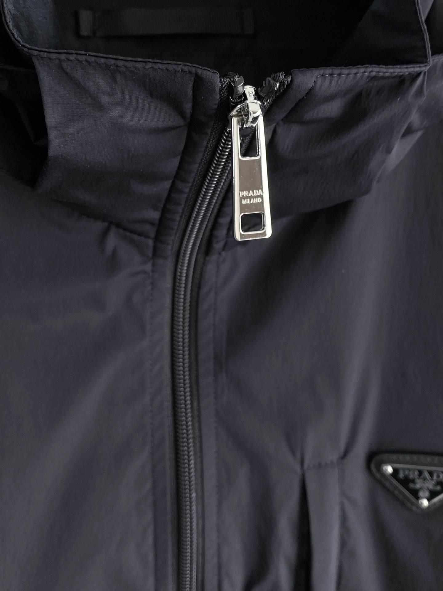 Prada 普拉达 2026ss春季新款连帽夹克外套全高端版本！高定专柜面料辅料，透气舒适度高，细节无可