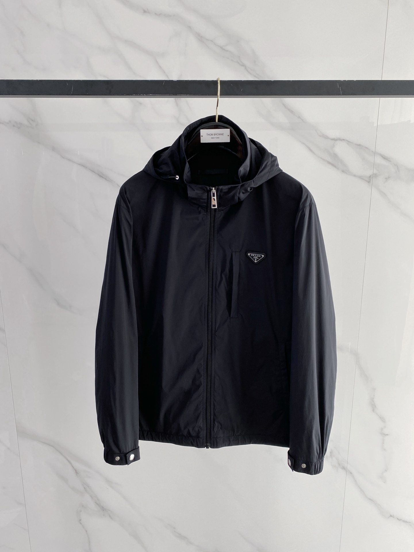 Prada 普拉达 2026ss春季新款连帽夹克外套全高端版本！高定专柜面料辅料，透气舒适度高，细节无可