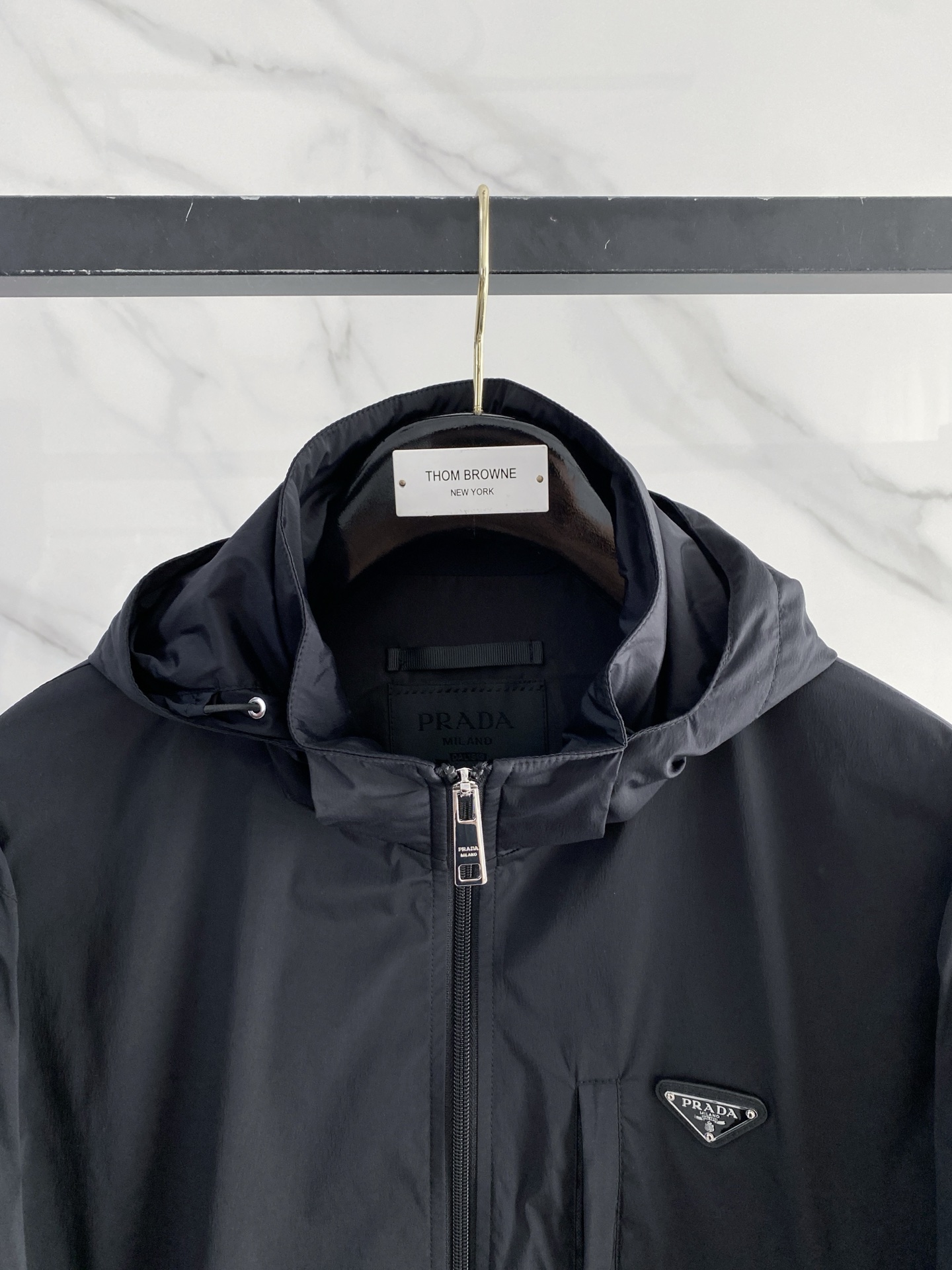 Prada 普拉达 2026ss春季新款连帽夹克外套全高端版本！高定专柜面料辅料，透气舒适度高，细节无可