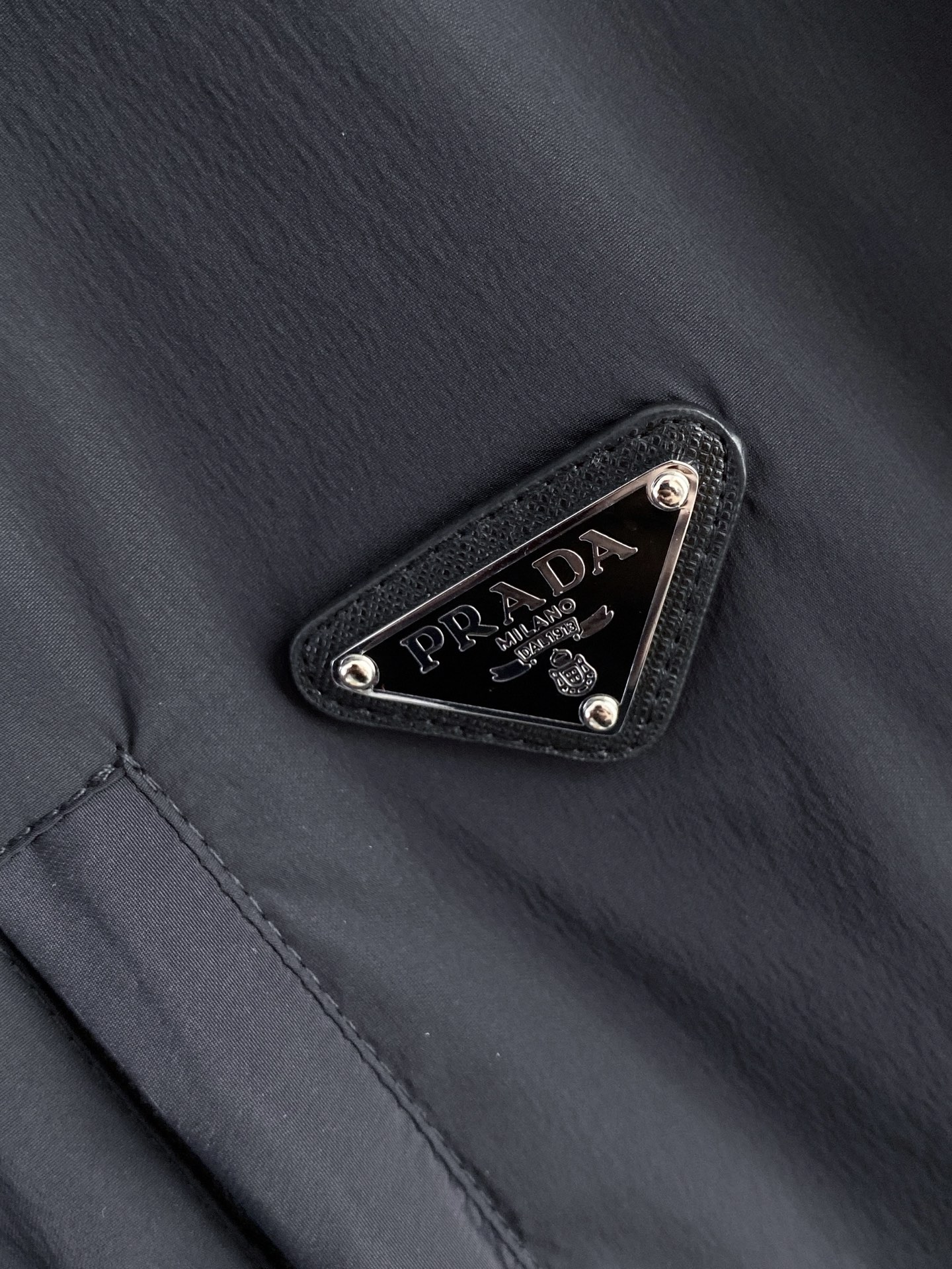 Prada 普拉达 2026ss春季新款连帽夹克外套全高端版本！高定专柜面料辅料，透气舒适度高，细节无可