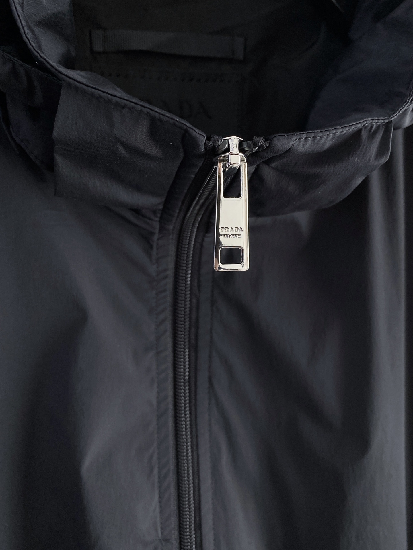 Prada 普拉达 2026ss春季新款连帽夹克外套全高端版本！高定专柜面料辅料，透气舒适度高，细节无可